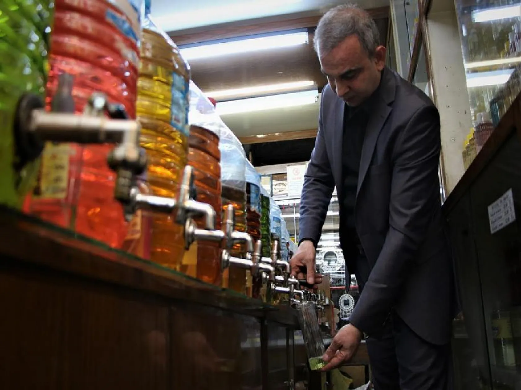 Tarih kokan kolonya dükkanında 41 yıldır Türkiye'ye koku üretiyor