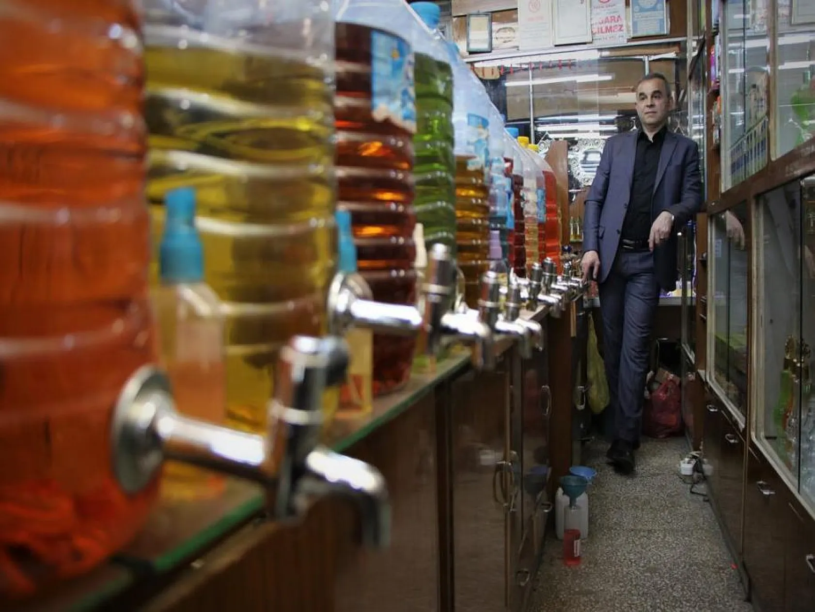 Tarih kokan kolonya dükkanında 41 yıldır Türkiye'ye koku üretiyor