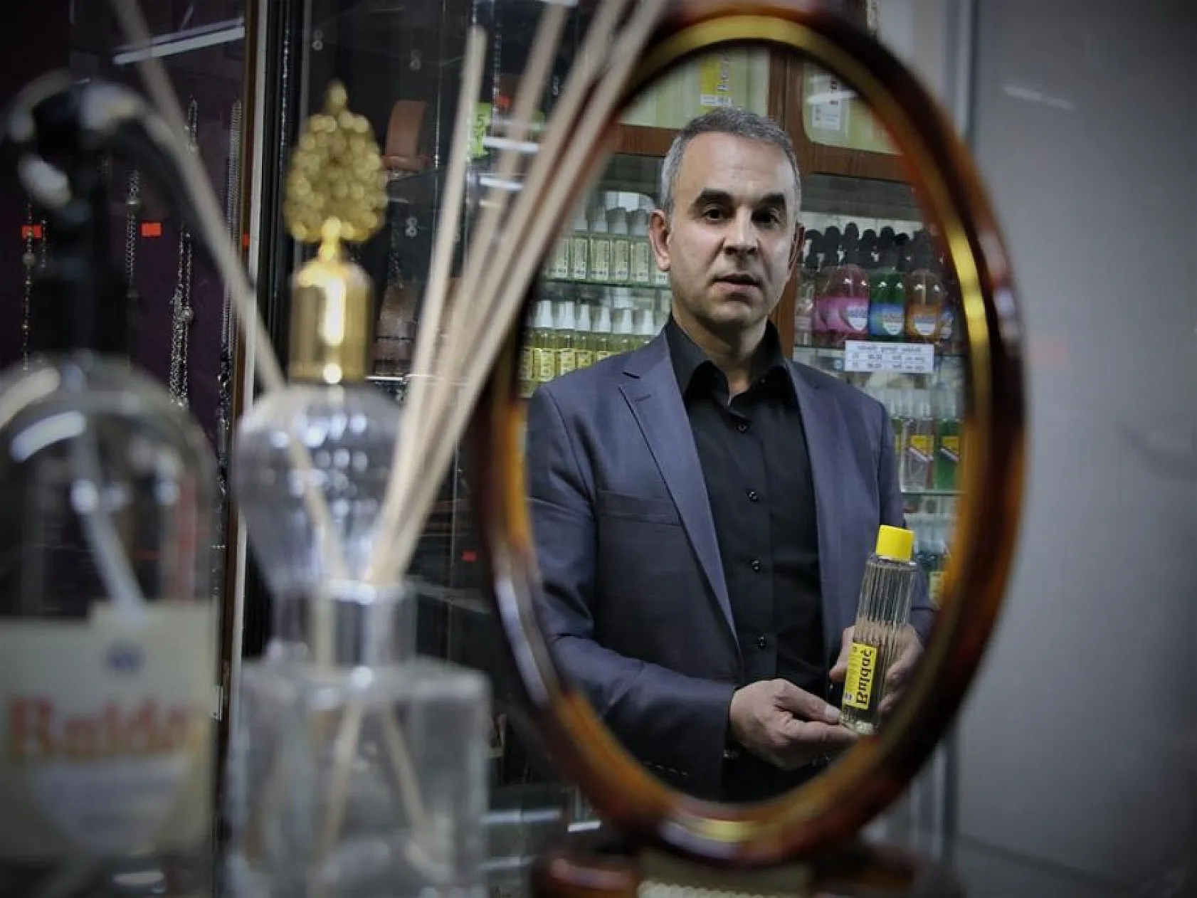 Tarih kokan kolonya dükkanında 41 yıldır Türkiye'ye koku üretiyor
