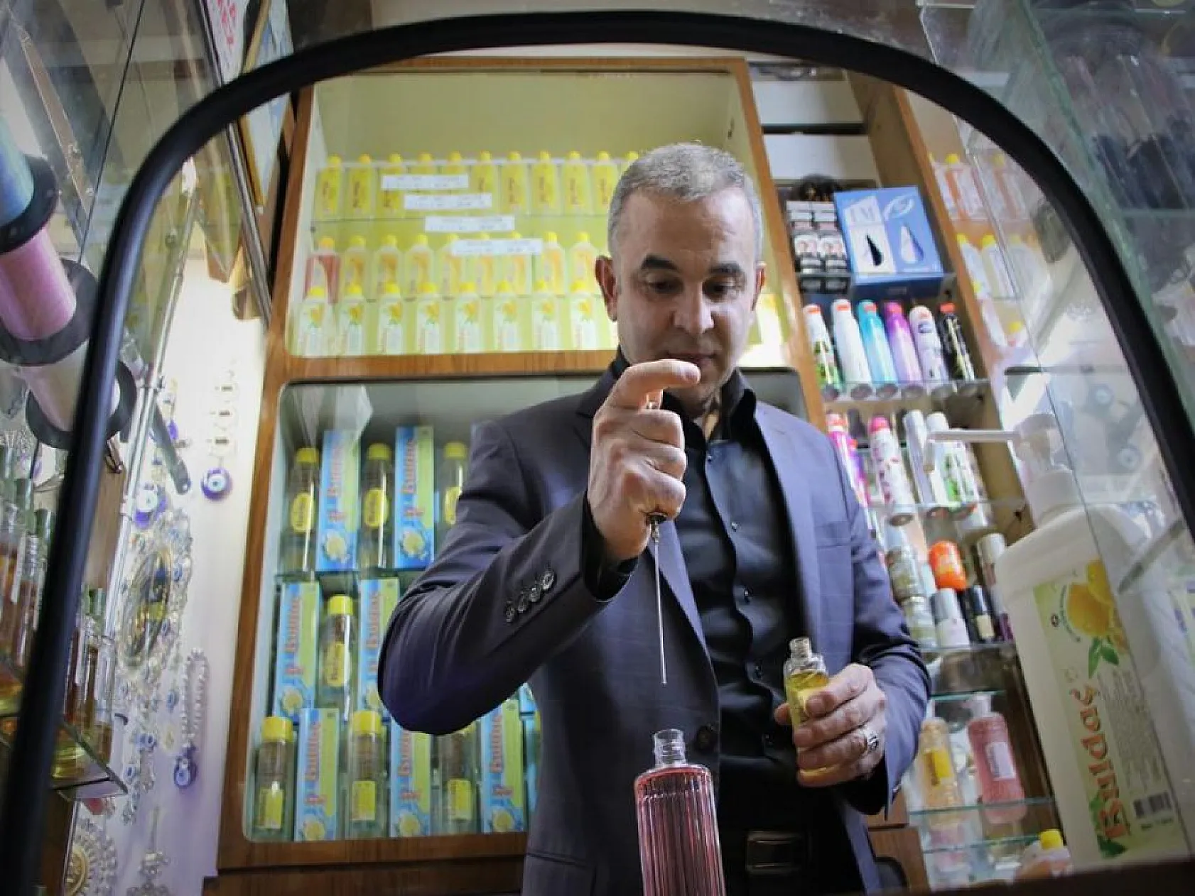 Tarih kokan kolonya dükkanında 41 yıldır Türkiye'ye koku üretiyor