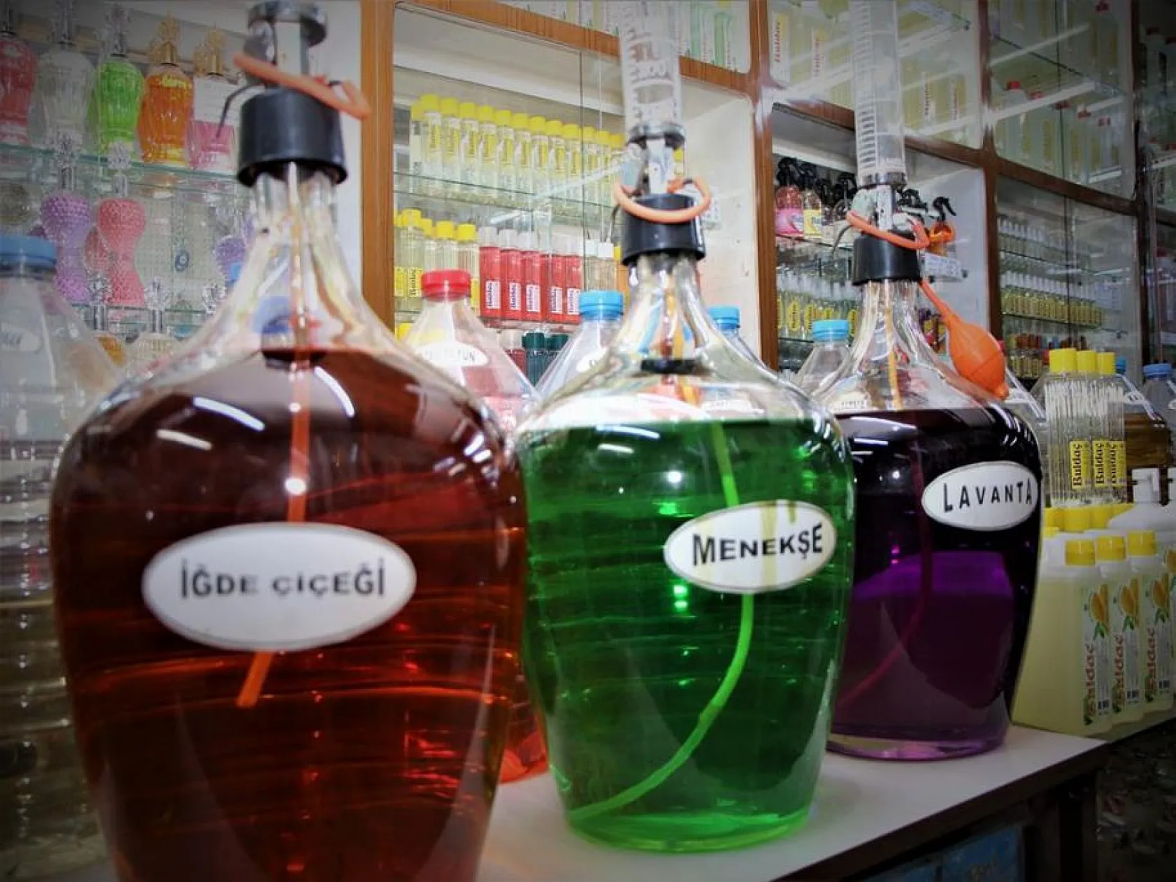 Tarih kokan kolonya dükkanında 41 yıldır Türkiye'ye koku üretiyor