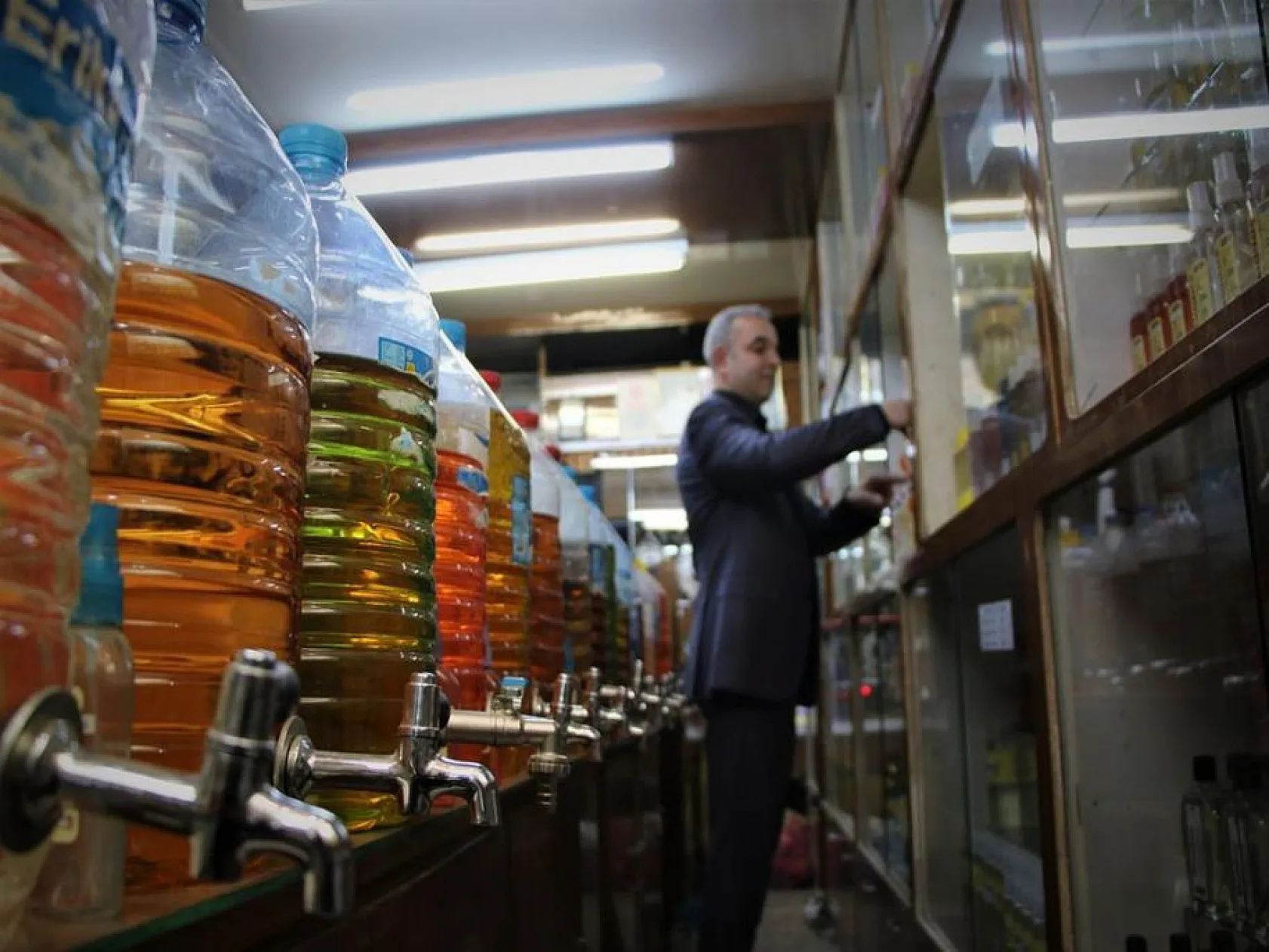 Tarih kokan kolonya dükkanında 41 yıldır Türkiye'ye koku üretiyor