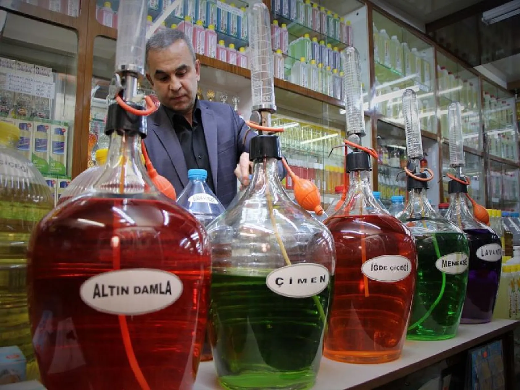 Tarih kokan kolonya dükkanında 41 yıldır Türkiye'ye koku üretiyor