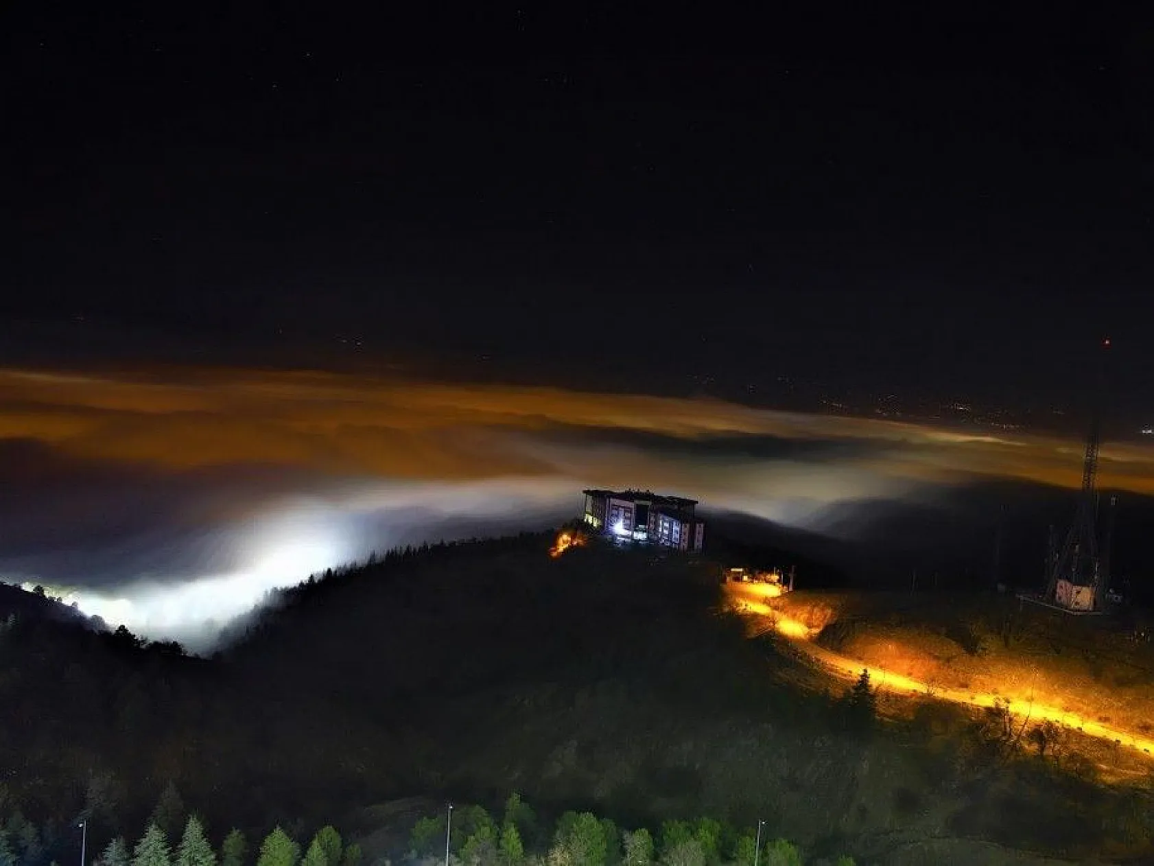 Elazığ'da sis, şehir ışıklarıyla görsel şölen oluşturdu