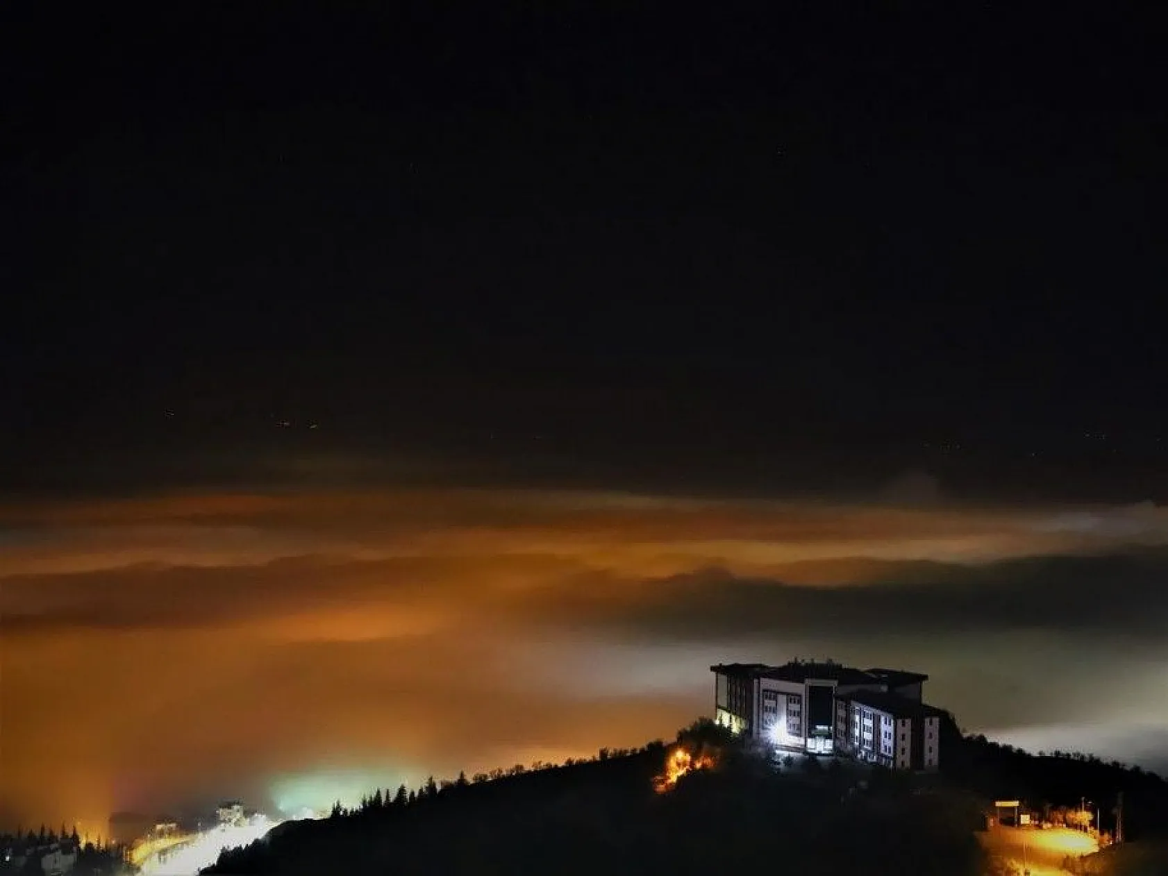 Elazığ'da sis, şehir ışıklarıyla görsel şölen oluşturdu