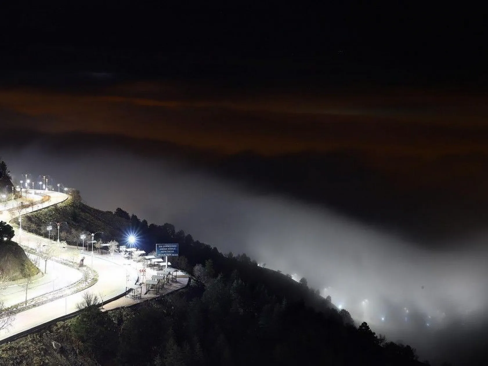 Elazığ'da sis, şehir ışıklarıyla görsel şölen oluşturdu