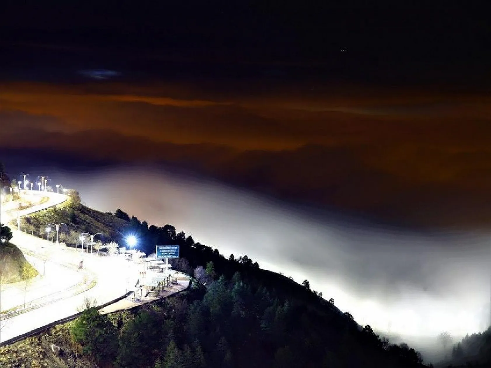 Elazığ'da sis, şehir ışıklarıyla görsel şölen oluşturdu
