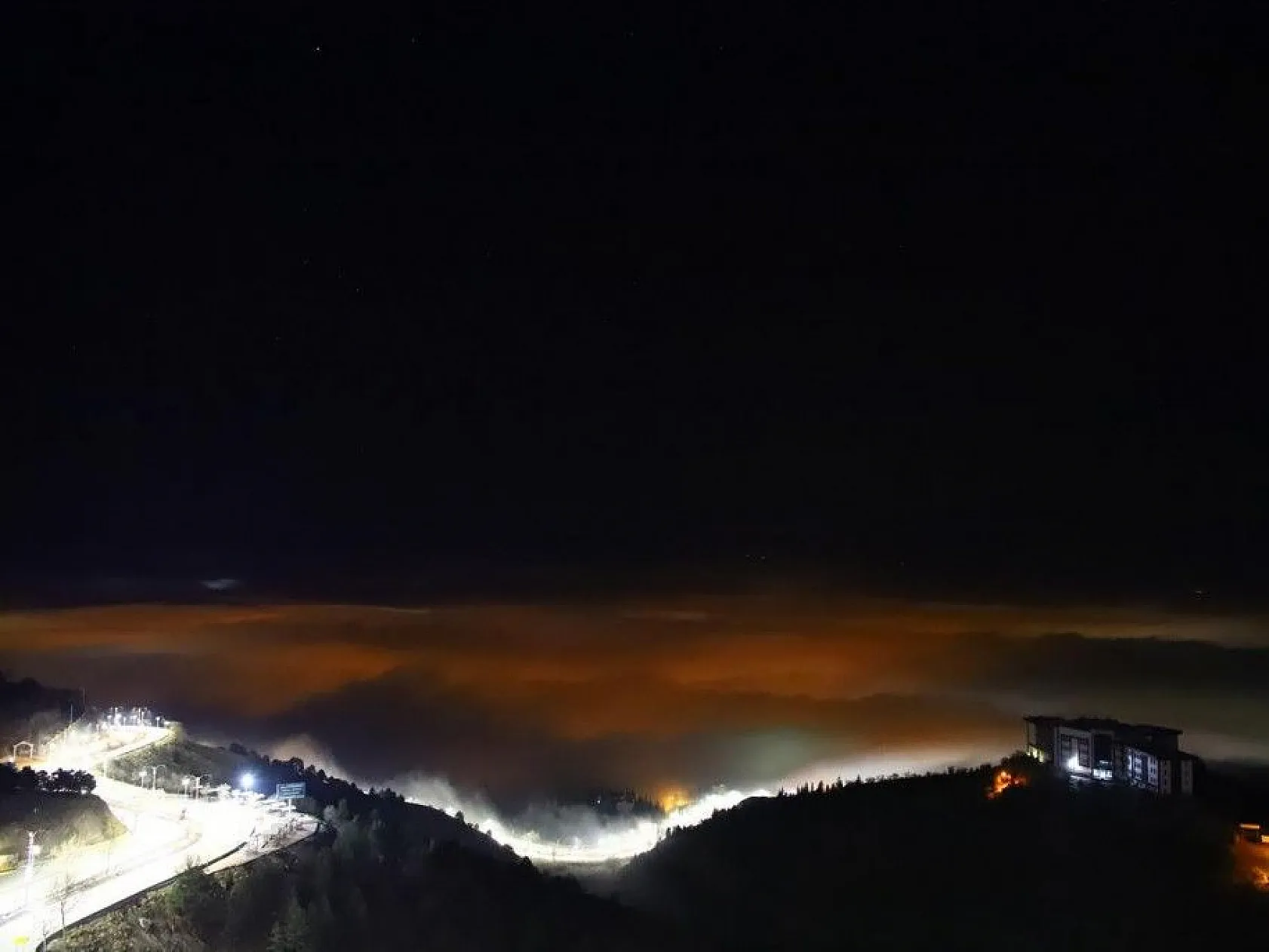 Elazığ'da sis, şehir ışıklarıyla görsel şölen oluşturdu