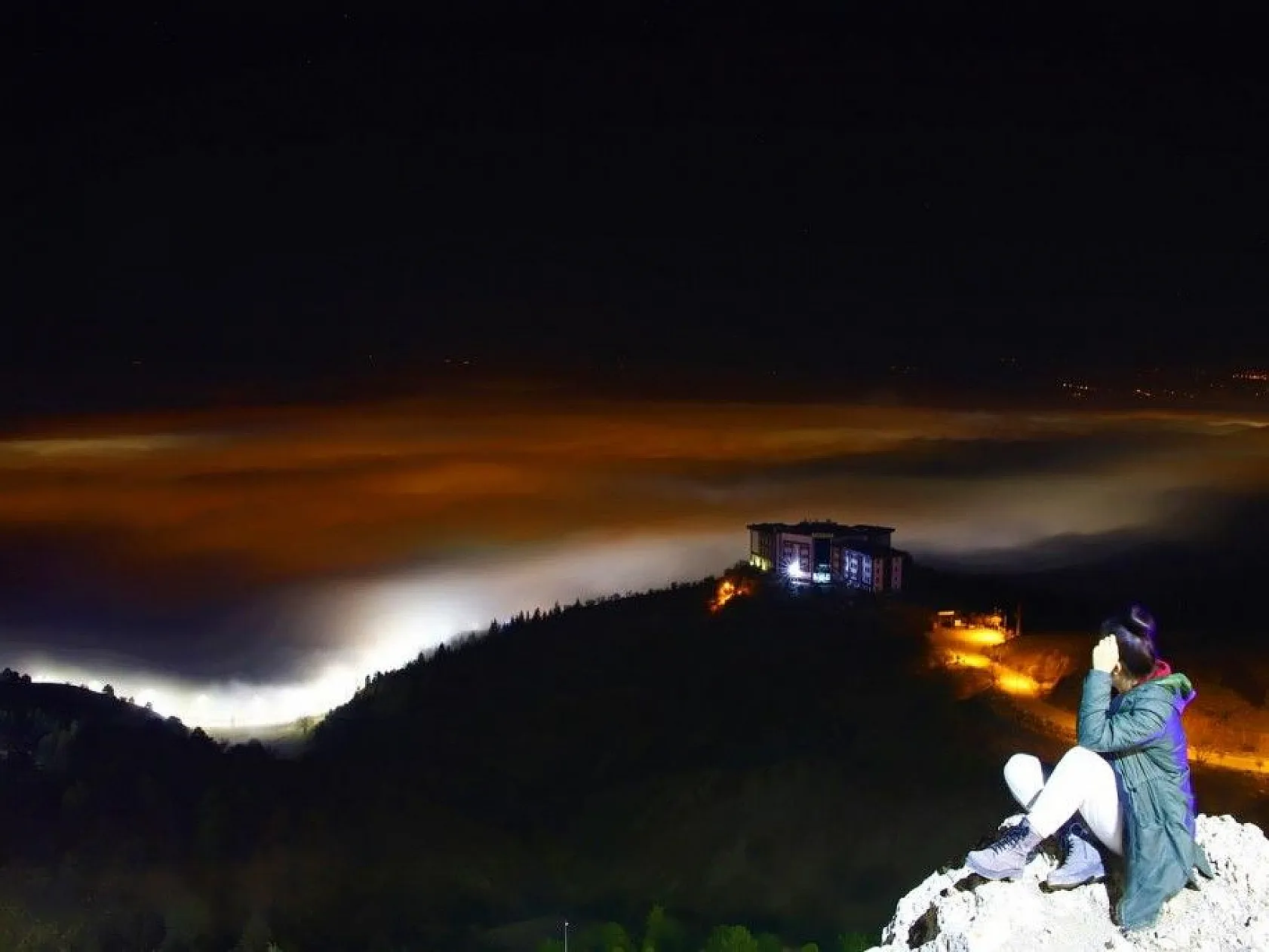 Elazığ'da sis, şehir ışıklarıyla görsel şölen oluşturdu