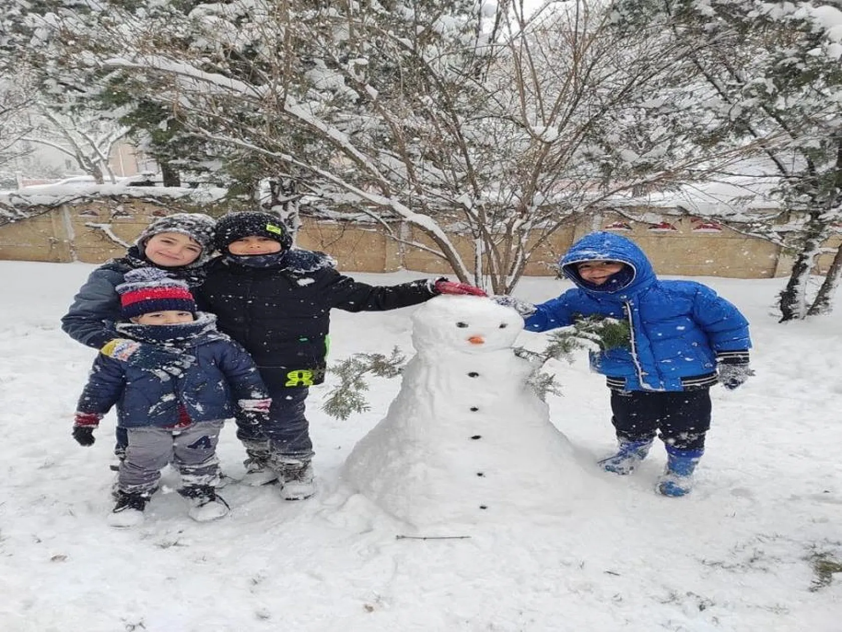 Elazığlı vatandaşlar yağan karla yeteneklerini konuşturdu