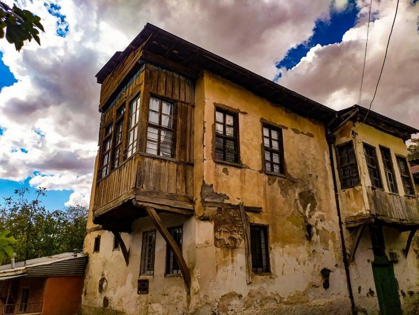 Hüseynik Mahallesi'ndeki tarihi konaklar, sonbaharla birlikte ayrı bir güzelliğe büründü