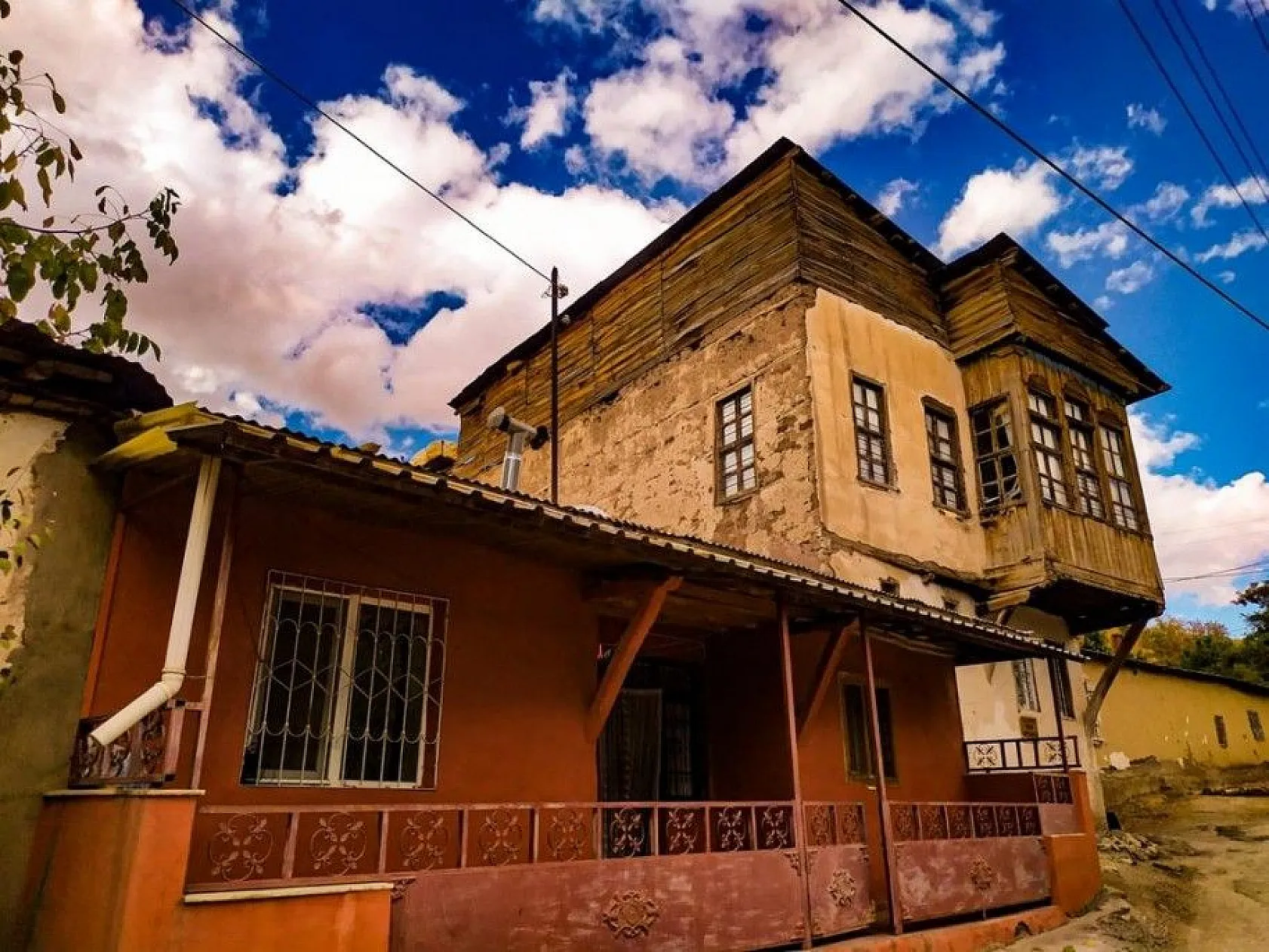 Hüseynik Mahallesi'ndeki tarihi konaklar, sonbaharla birlikte ayrı bir güzelliğe büründü
