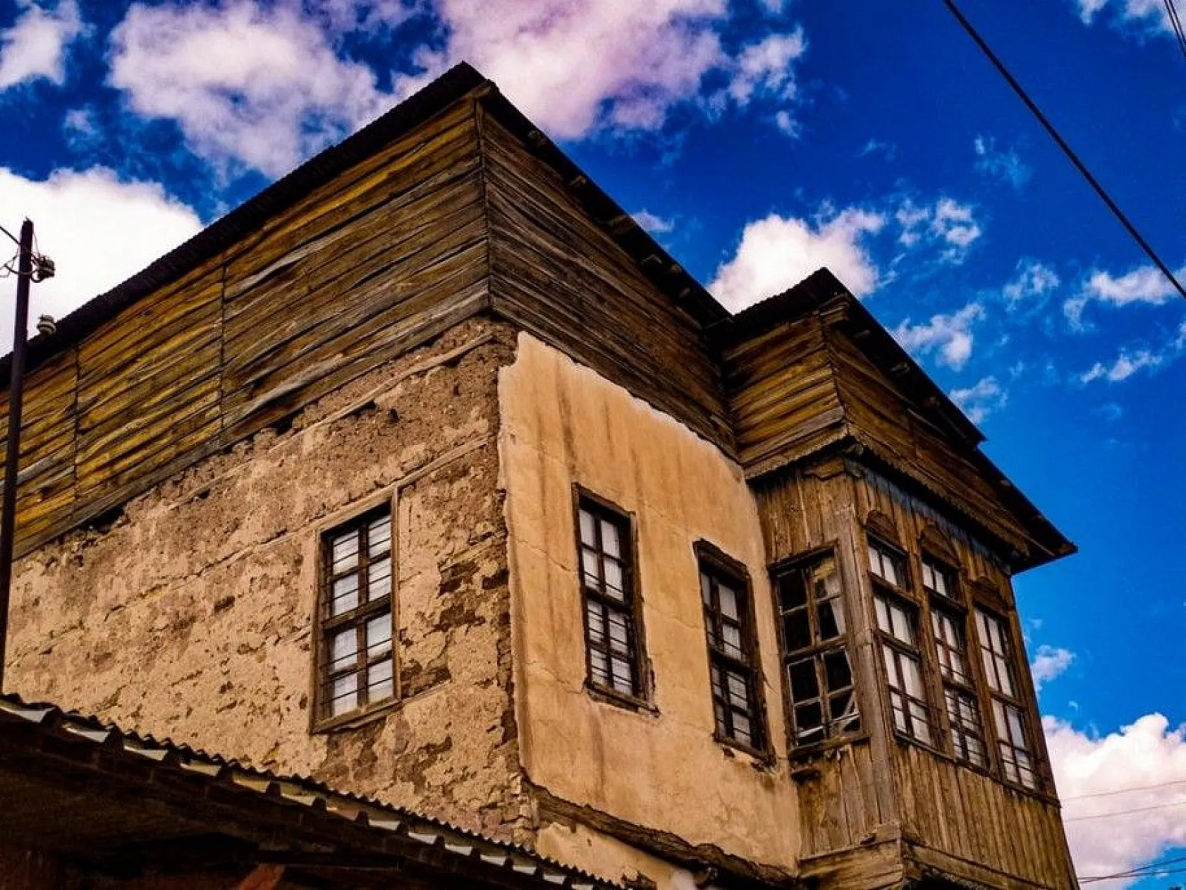 Hüseynik Mahallesi'ndeki tarihi konaklar, sonbaharla birlikte ayrı bir güzelliğe büründü