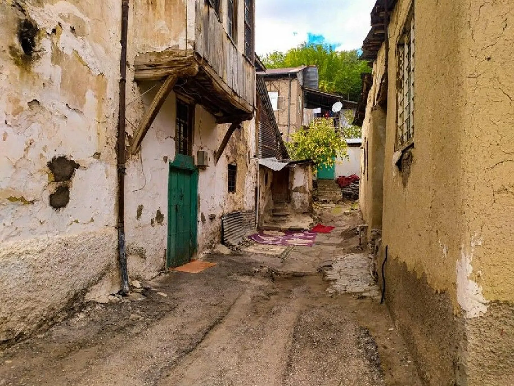Hüseynik Mahallesi'ndeki tarihi konaklar, sonbaharla birlikte ayrı bir güzelliğe büründü