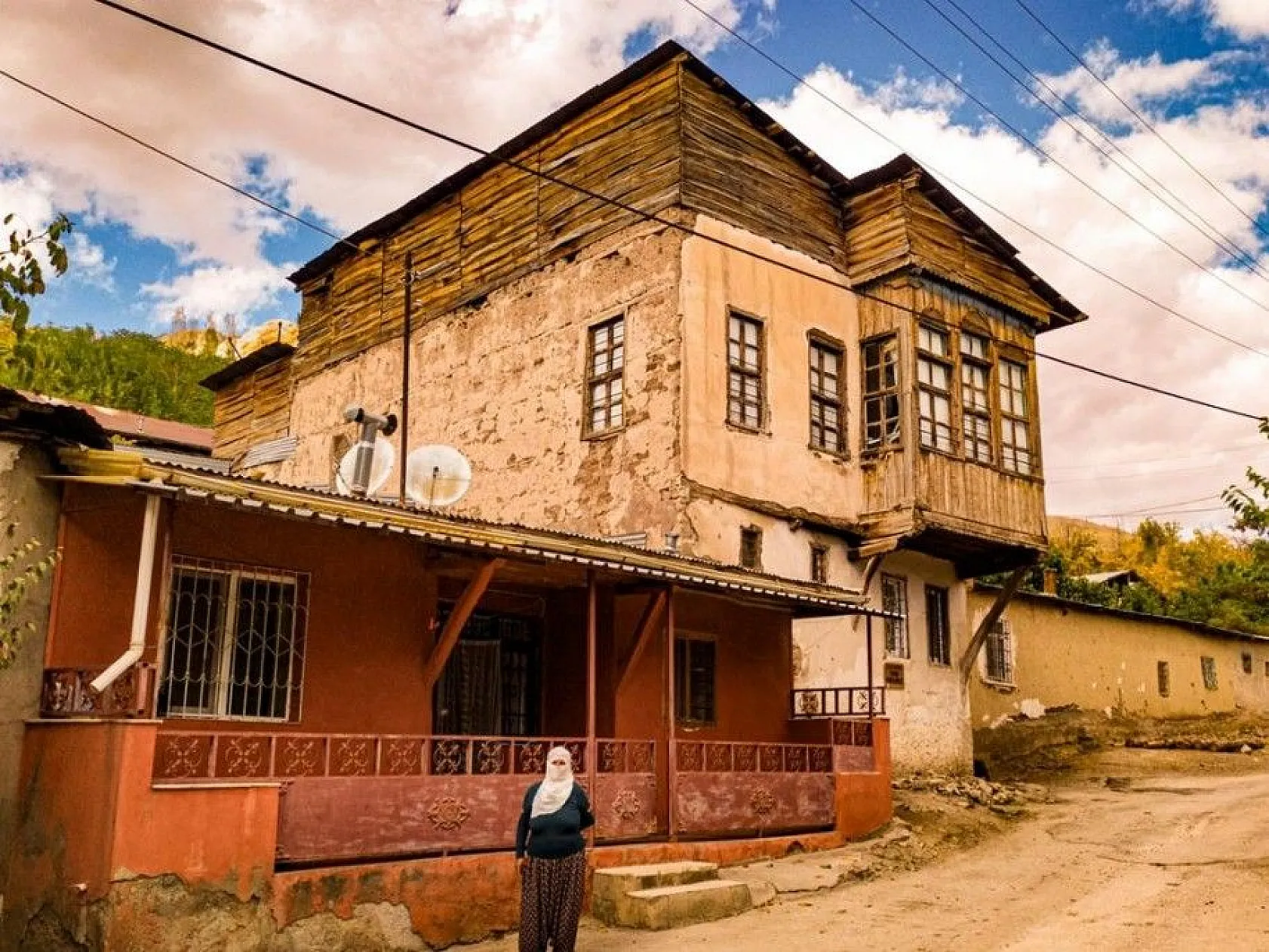 Hüseynik Mahallesi'ndeki tarihi konaklar, sonbaharla birlikte ayrı bir güzelliğe büründü