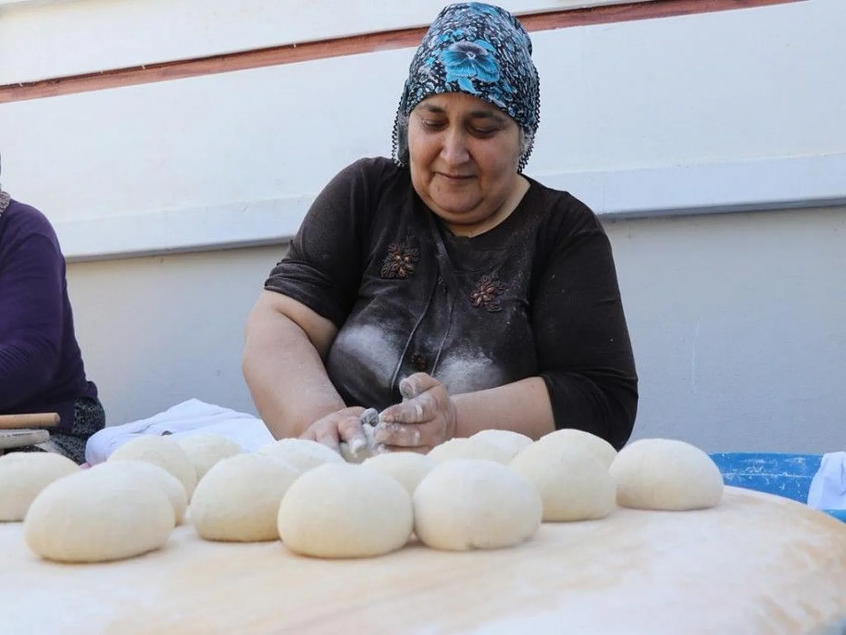 Kış sofralarını süsleyen erişte için komşular imece usulü mesaide