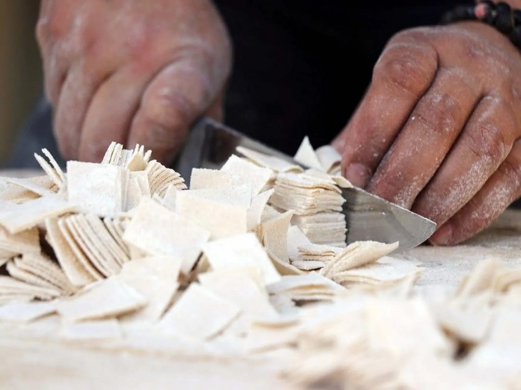 Kış sofralarını süsleyen erişte için komşular imece usulü mesaide