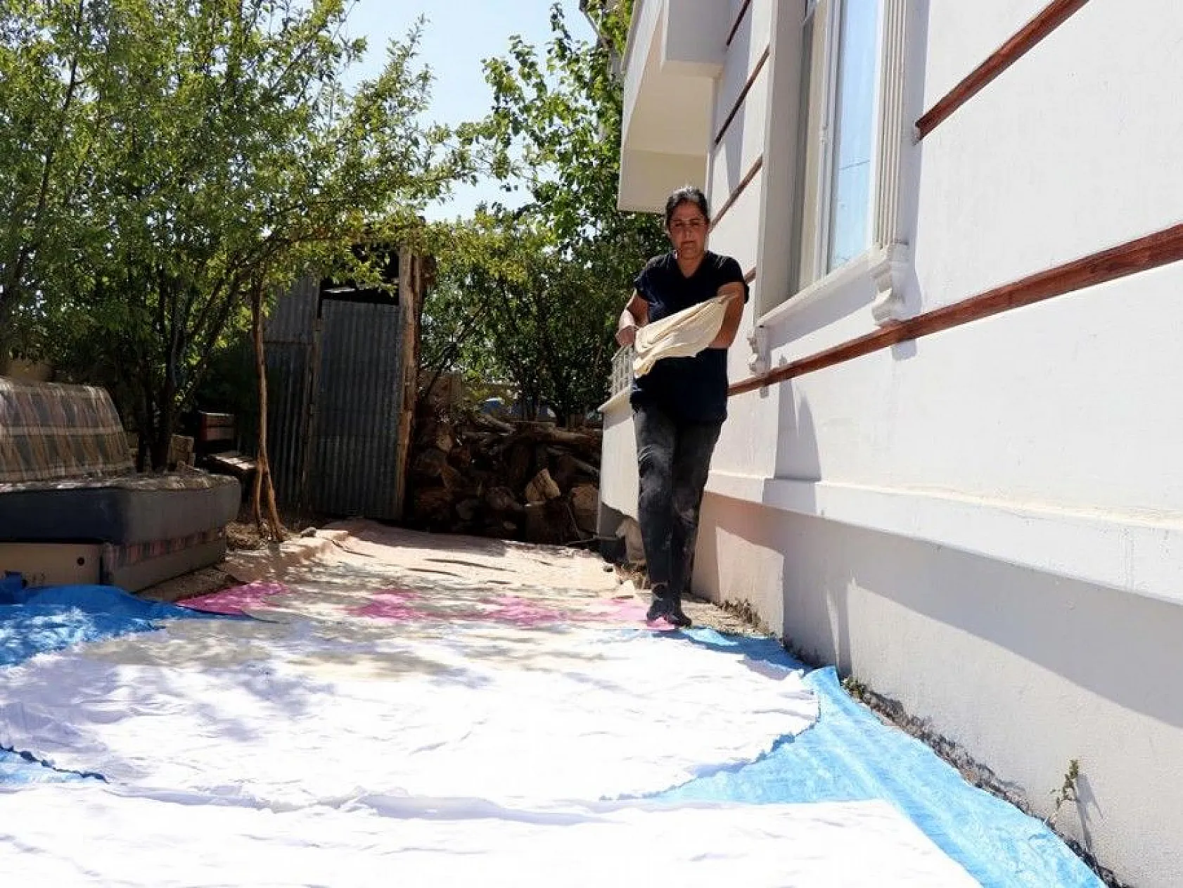 Kış sofralarını süsleyen erişte için komşular imece usulü mesaide