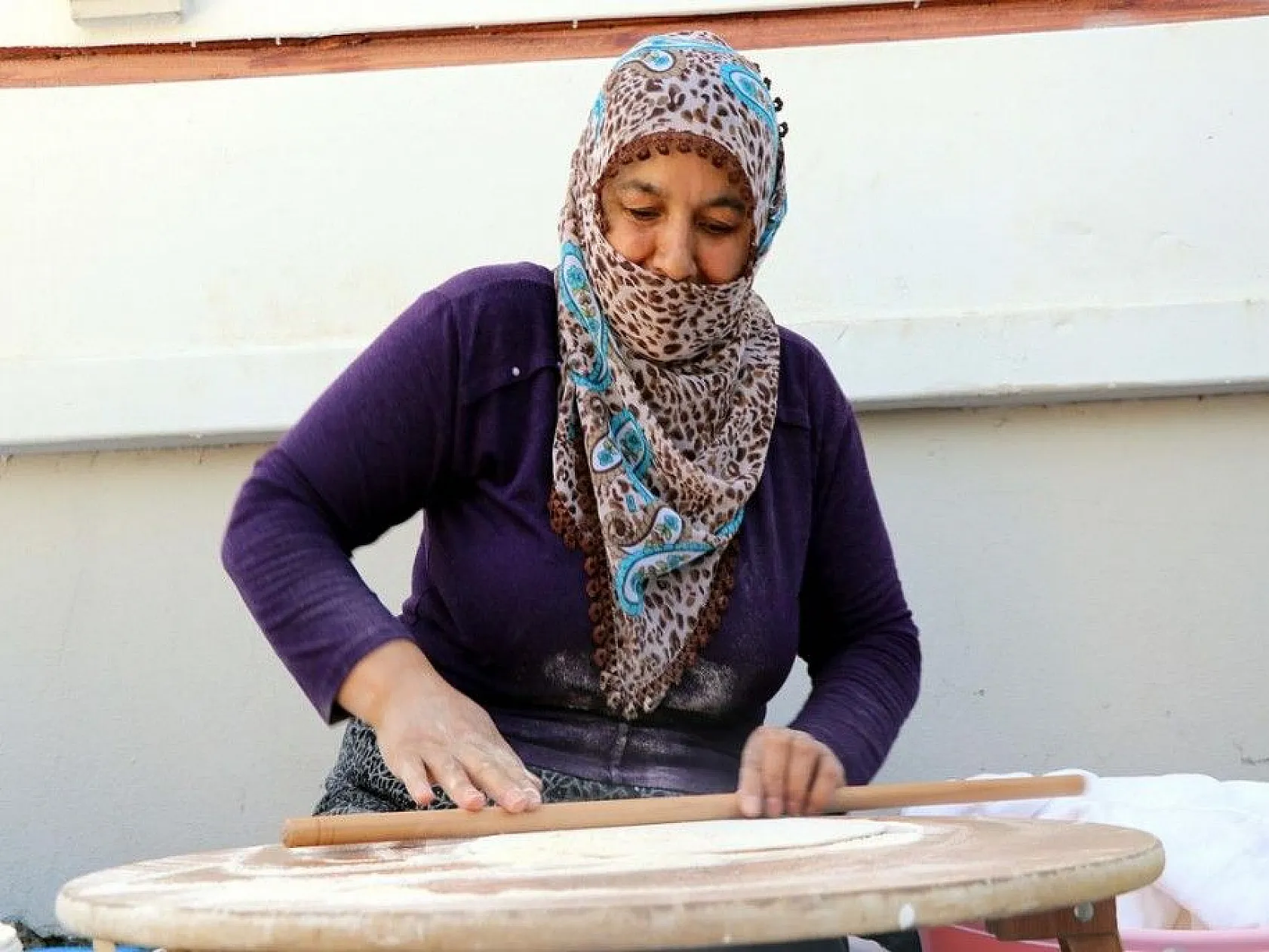 Kış sofralarını süsleyen erişte için komşular imece usulü mesaide