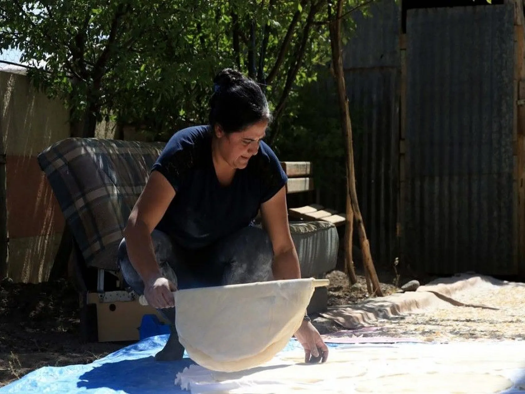 Kış sofralarını süsleyen erişte için komşular imece usulü mesaide