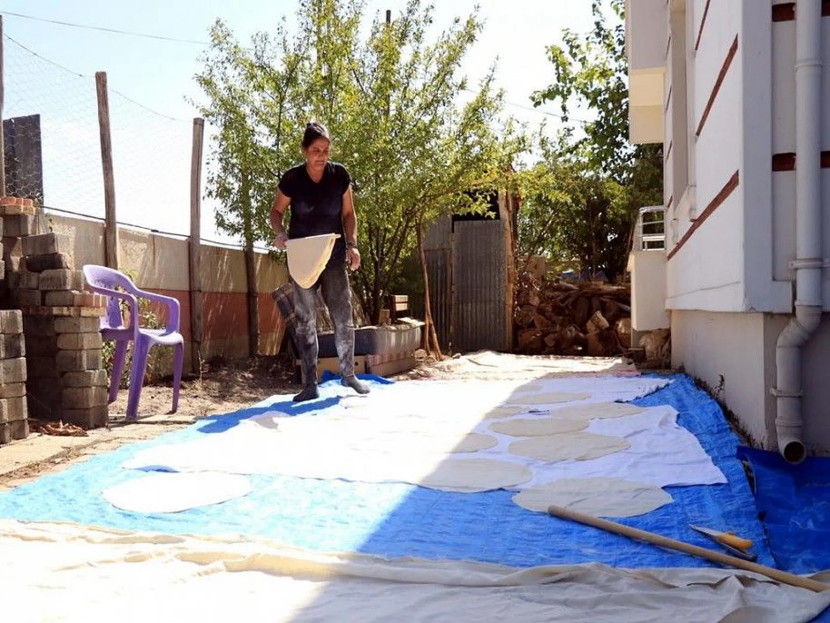 Kış sofralarını süsleyen erişte için komşular imece usulü mesaide