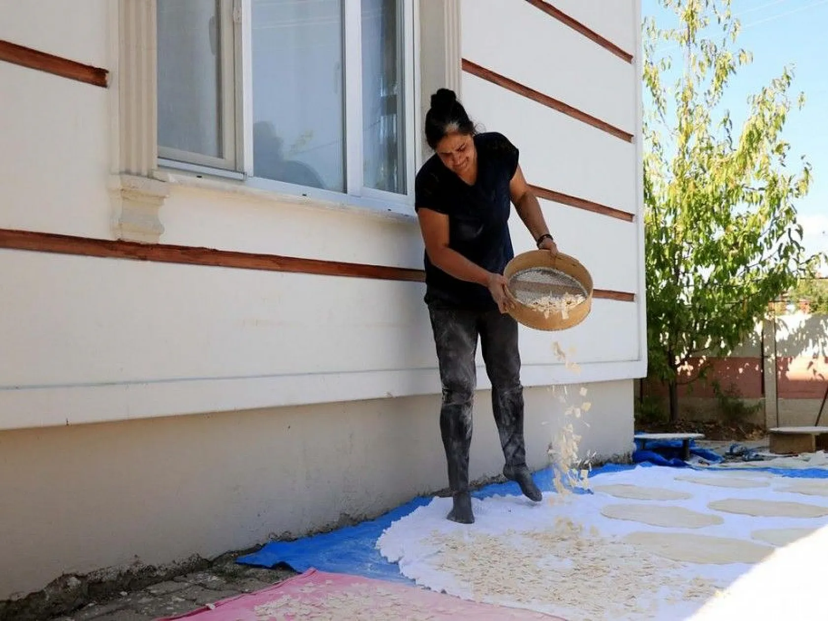 Kış sofralarını süsleyen erişte için komşular imece usulü mesaide