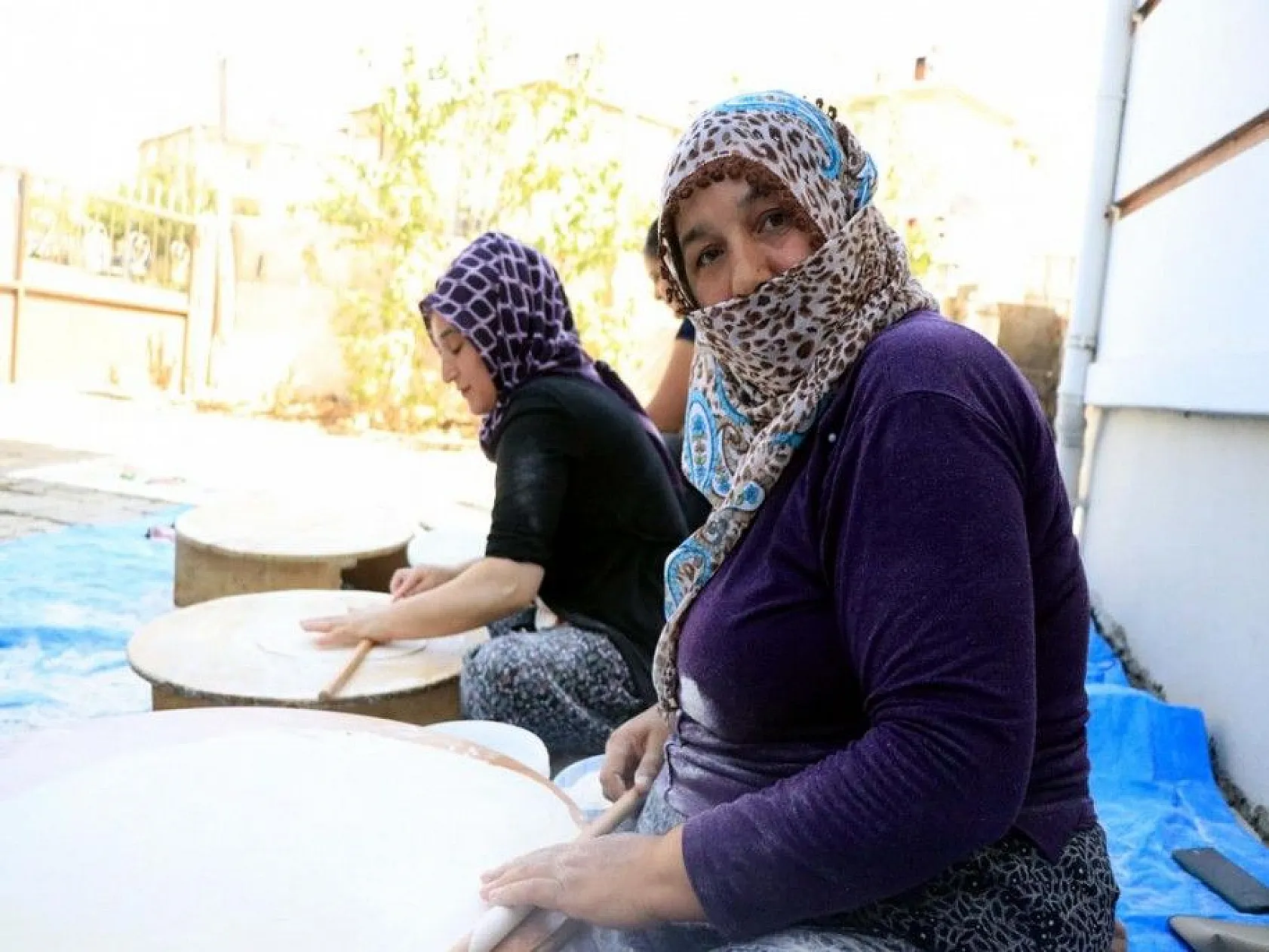 Kış sofralarını süsleyen erişte için komşular imece usulü mesaide