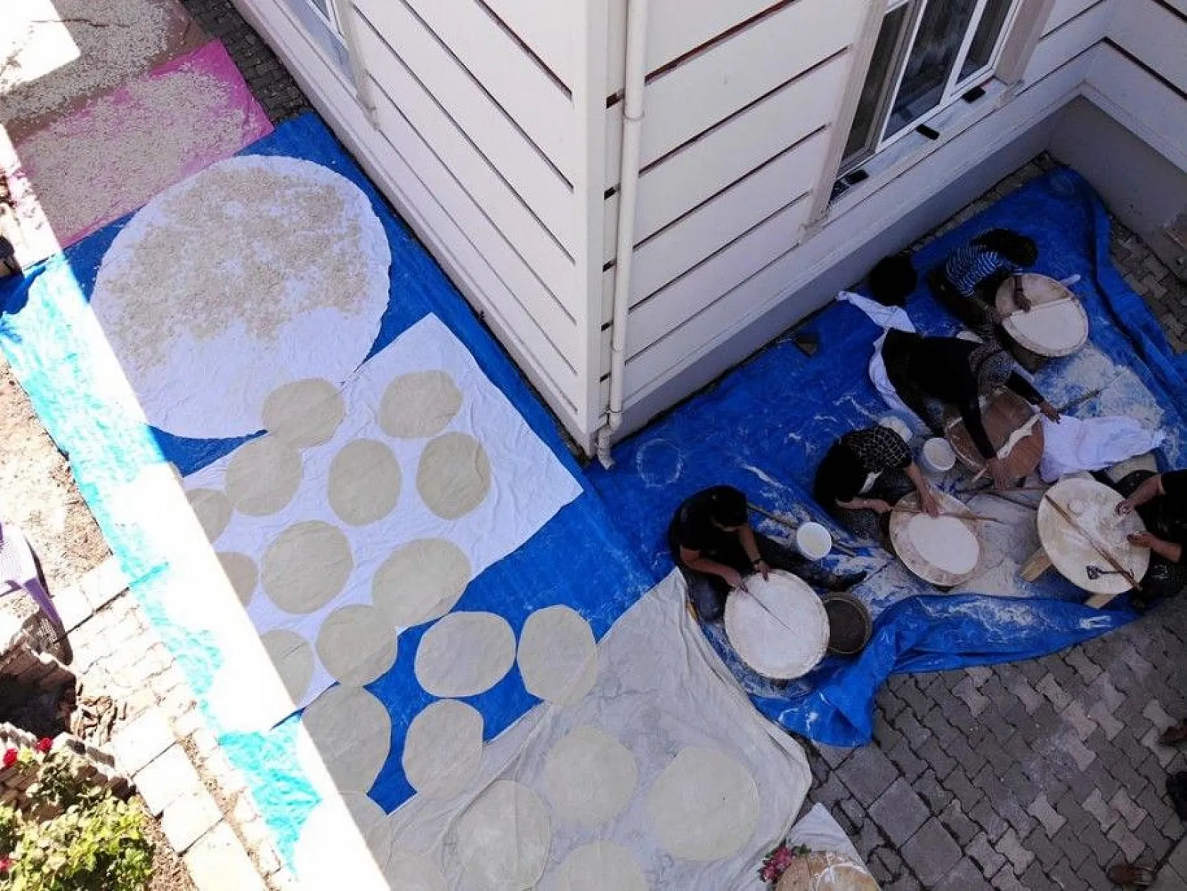 Kış sofralarını süsleyen erişte için komşular imece usulü mesaide