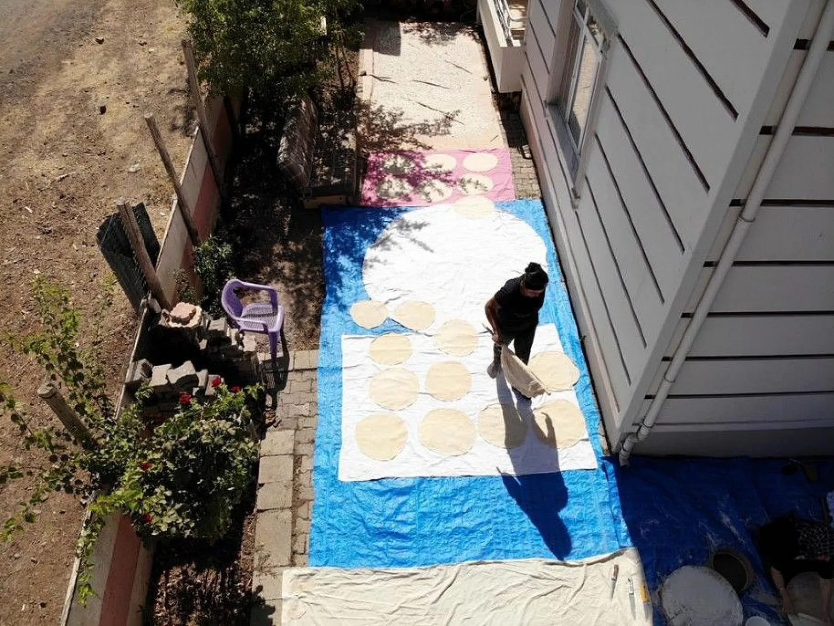 Kış sofralarını süsleyen erişte için komşular imece usulü mesaide