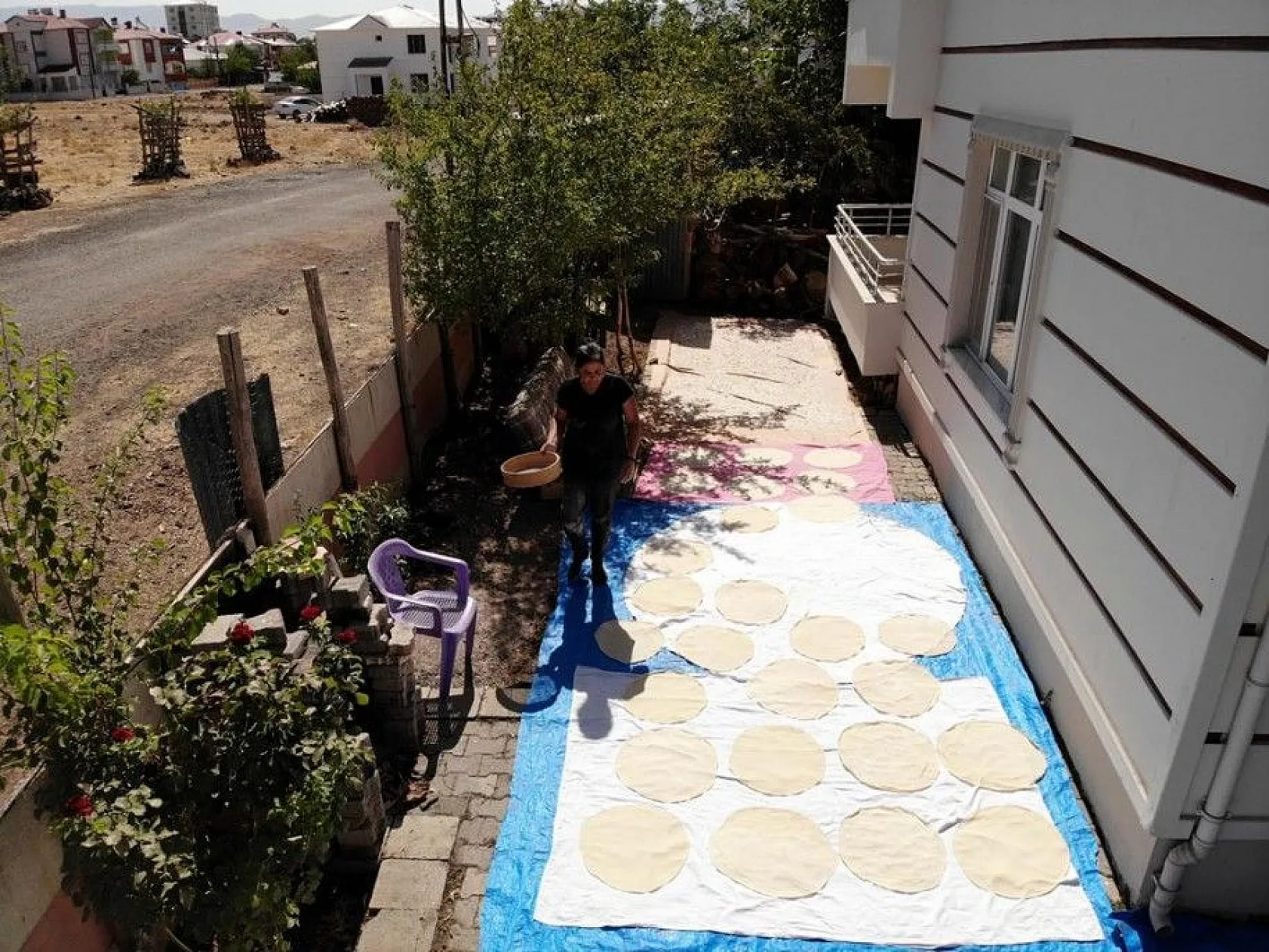 Kış sofralarını süsleyen erişte için komşular imece usulü mesaide