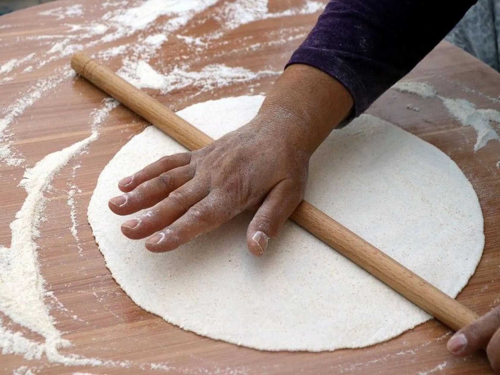 Kış sofralarını süsleyen erişte için komşular imece usulü mesaide