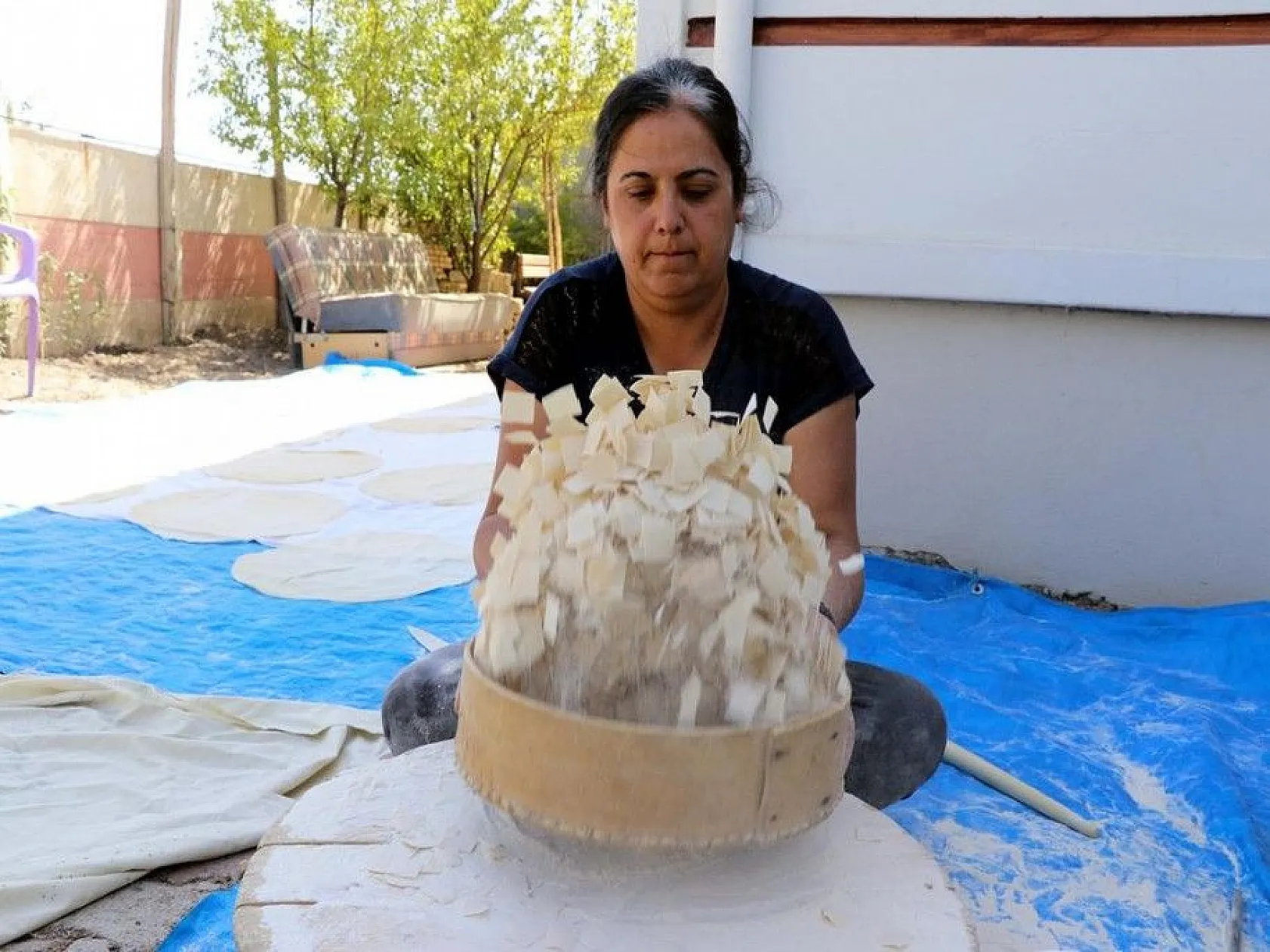 Kış sofralarını süsleyen erişte için komşular imece usulü mesaide