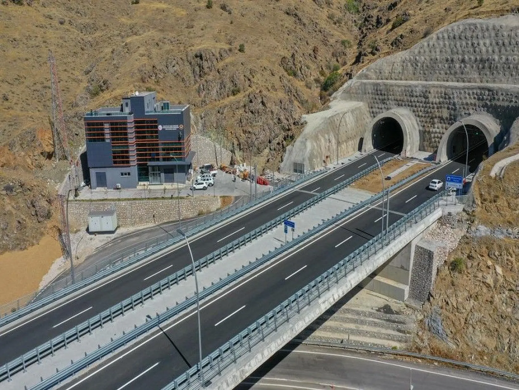 Kömürhan Köprüsü'nün inşaat atıkları sanat eserine dönüştü