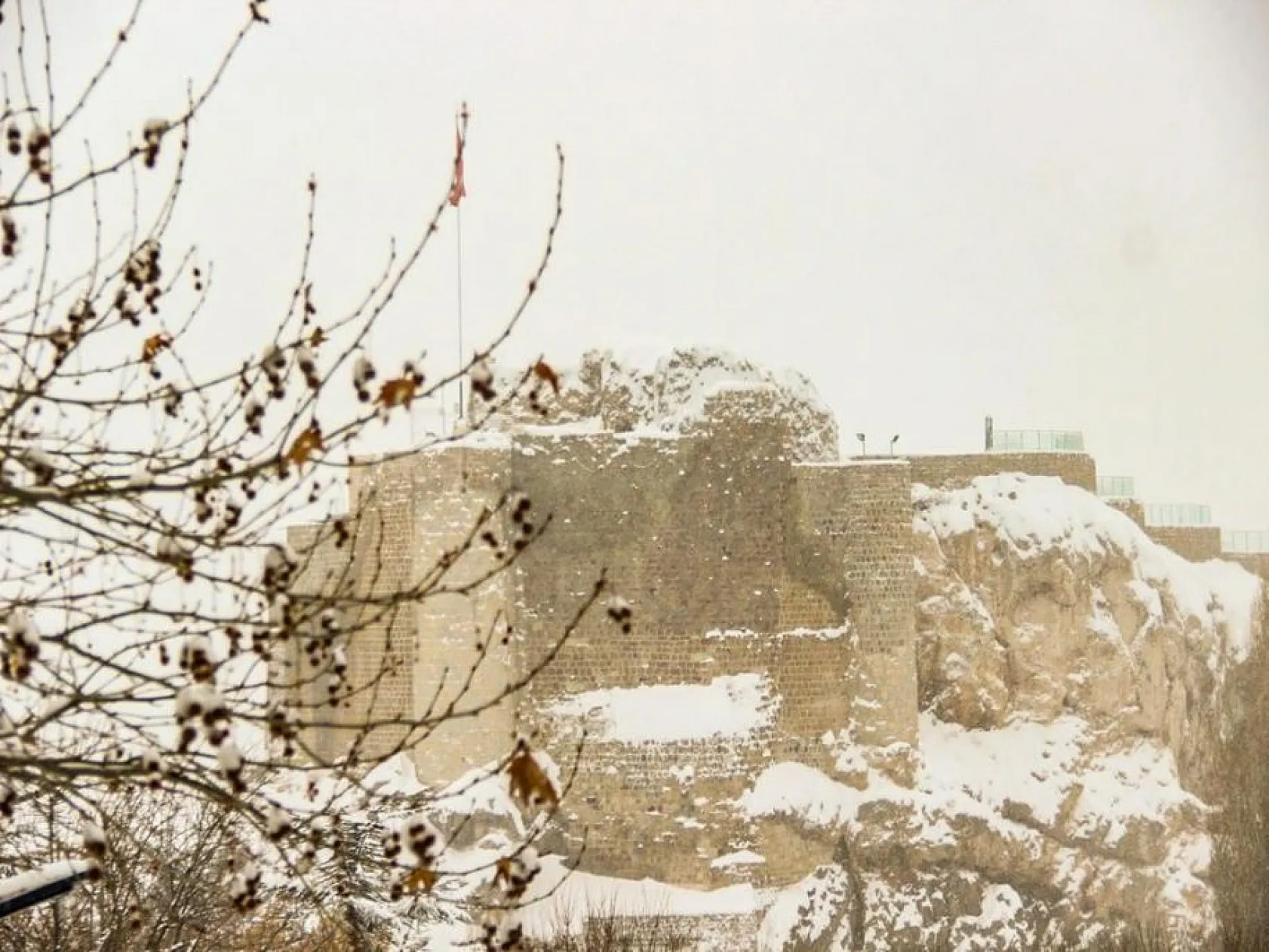 Medeniyetler beşiği Harput'ta kar güzelliği