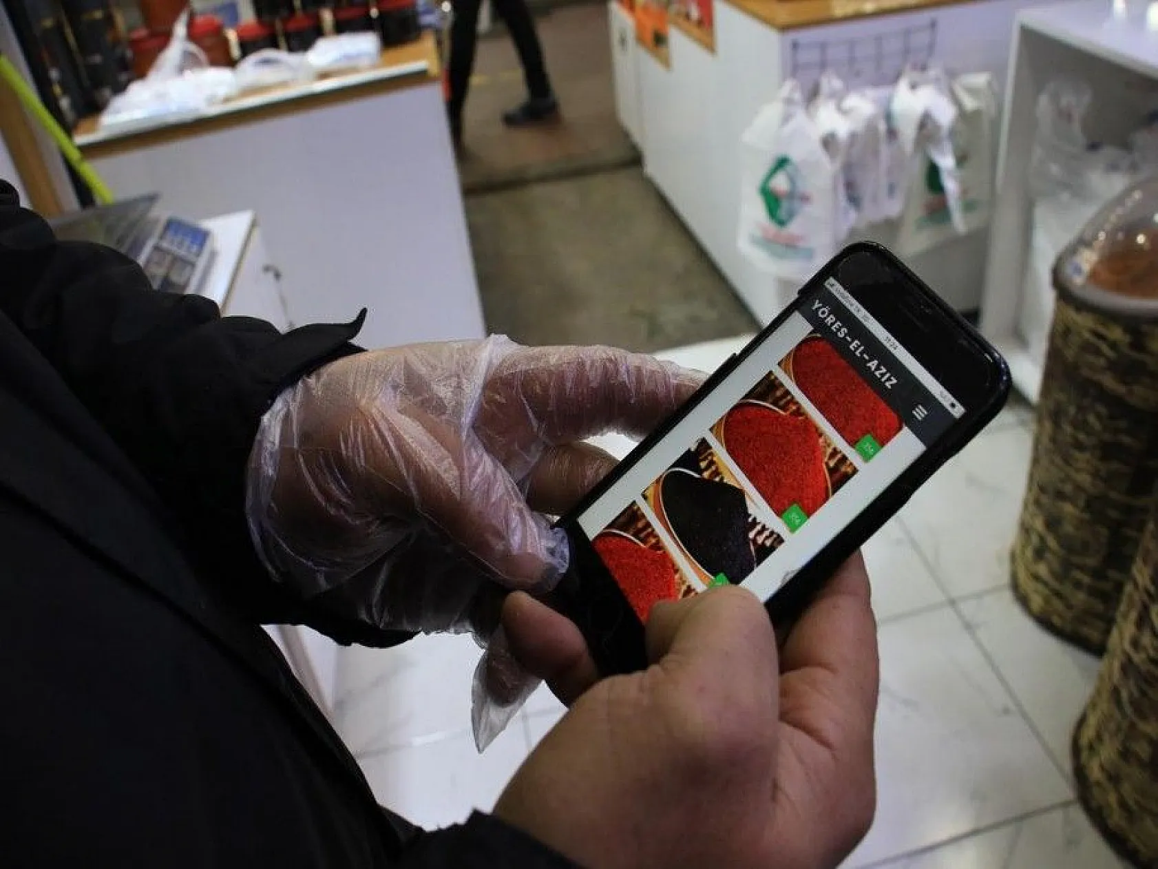 Pandemiden etkilenen Kapalı Çarşı esnafı, çözümü online satışta buldu