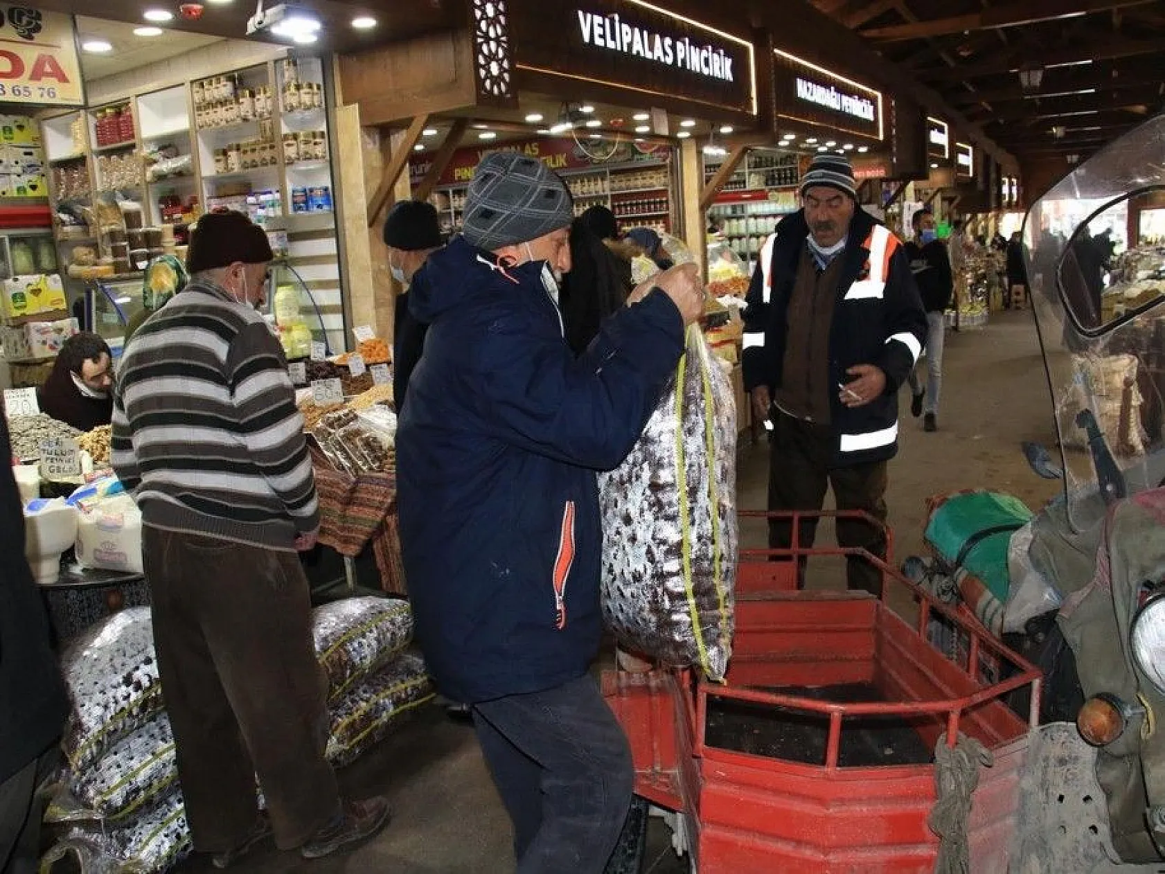 Pandemiden etkilenen Kapalı Çarşı esnafı, çözümü online satışta buldu