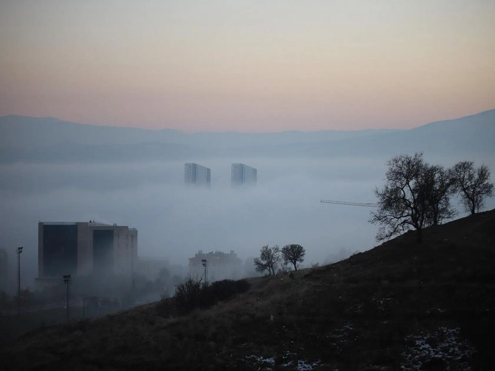 Sis yüksek yapıları içine aldı, görsel şölen oluşturdu