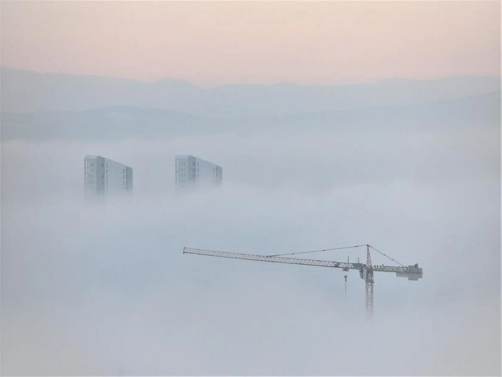 Sis yüksek yapıları içine aldı, görsel şölen oluşturdu