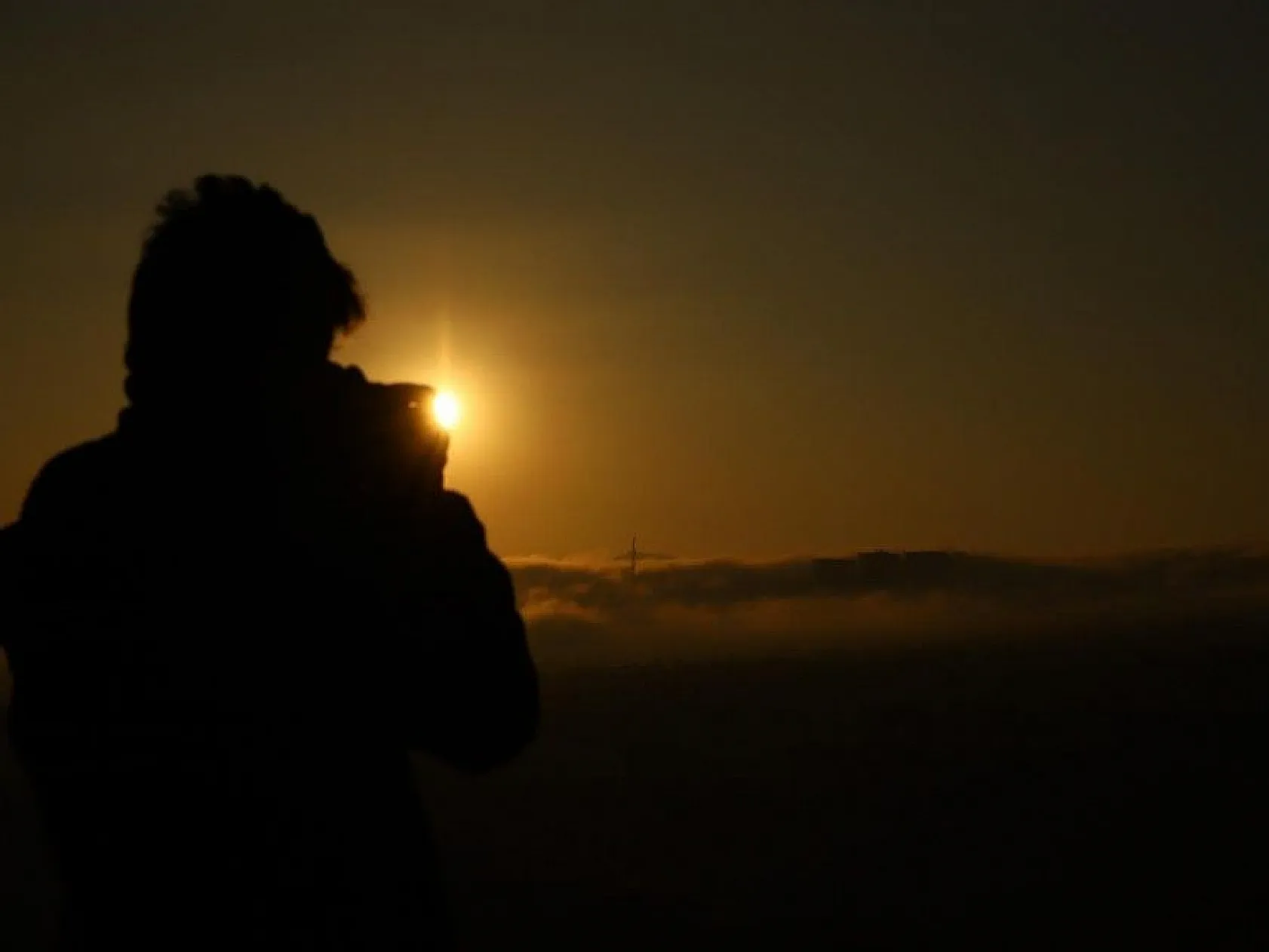 Sis yüksek yapıları içine aldı, görsel şölen oluşturdu