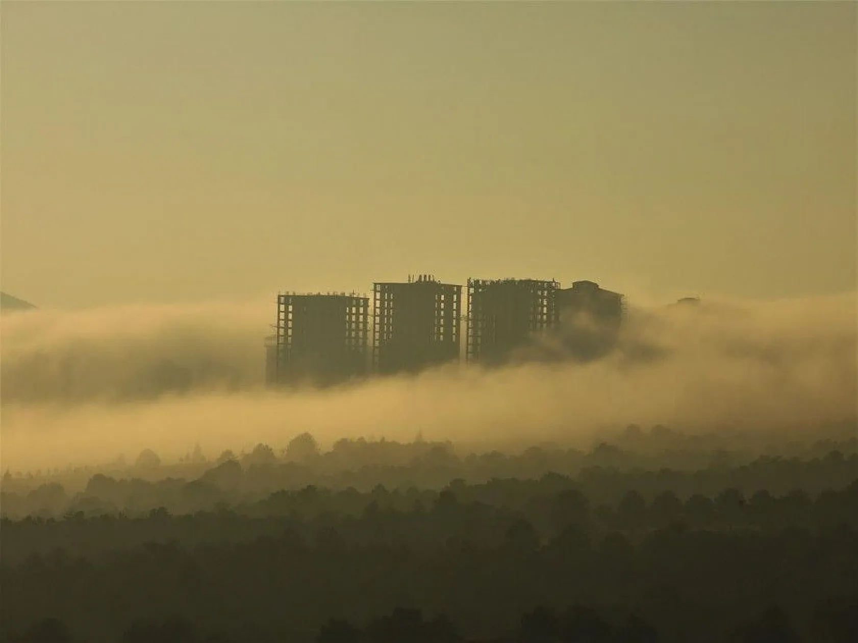 Sis yüksek yapıları içine aldı, görsel şölen oluşturdu