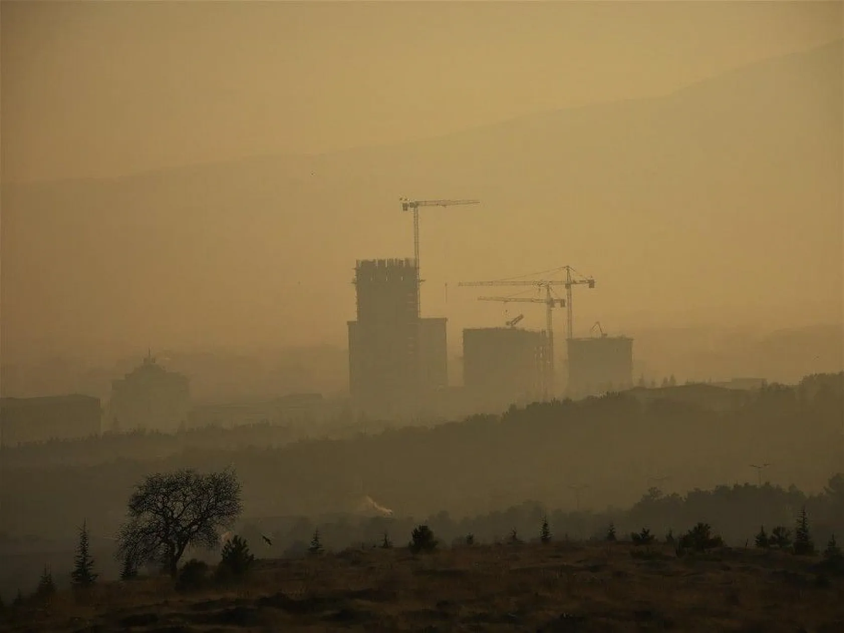 Sis yüksek yapıları içine aldı, görsel şölen oluşturdu