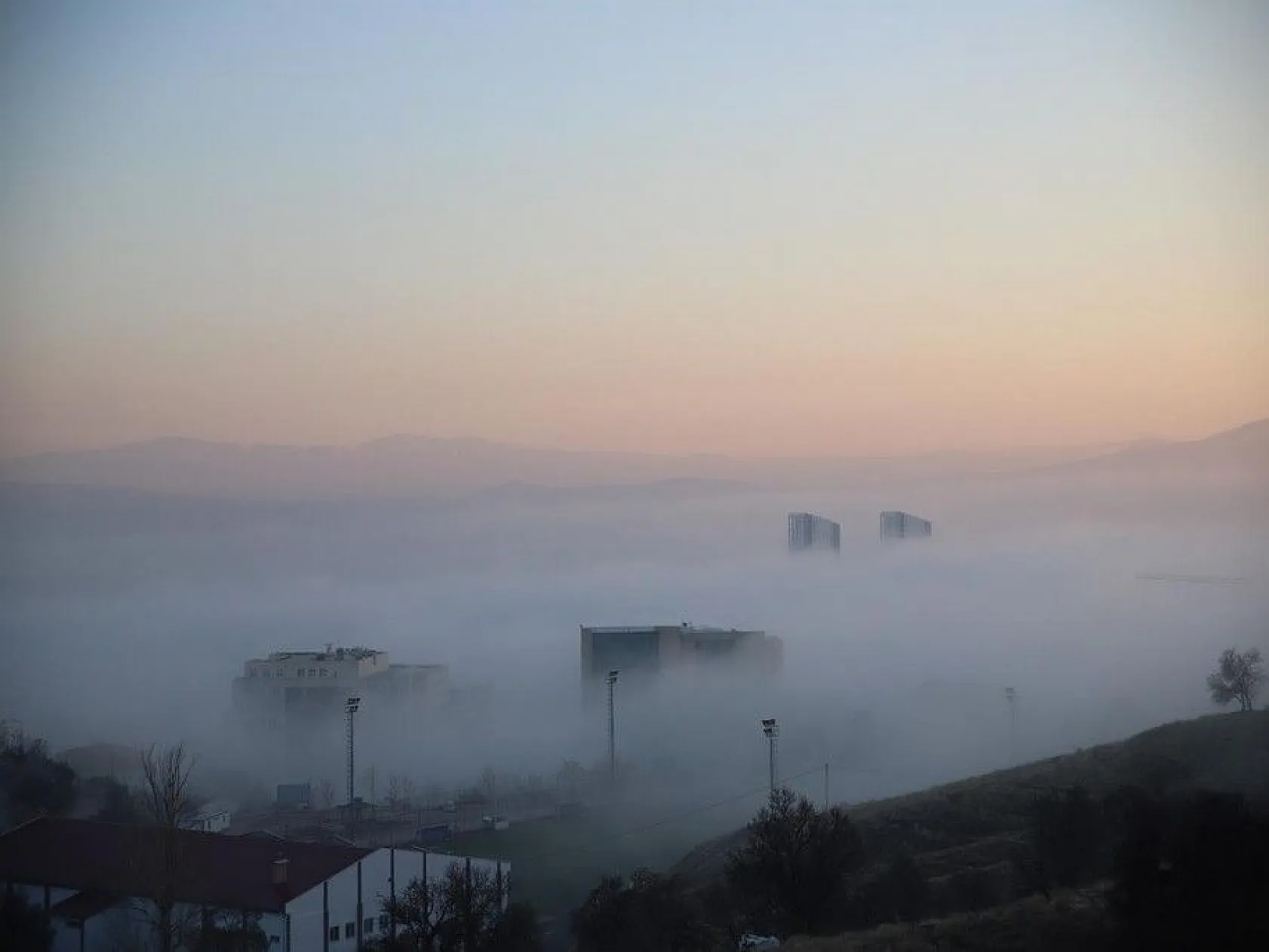 Sis yüksek yapıları içine aldı, görsel şölen oluşturdu