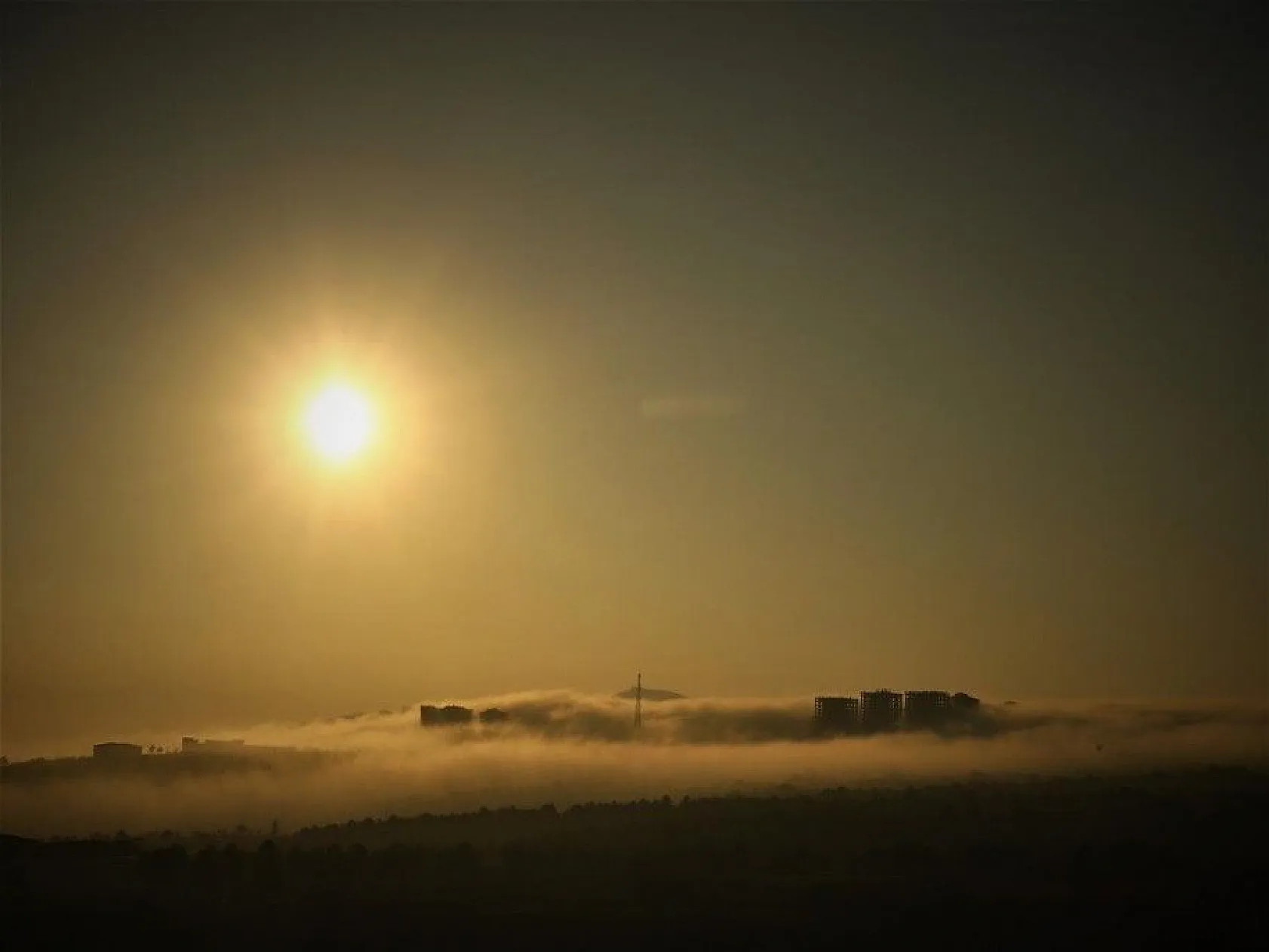 Sis yüksek yapıları içine aldı, görsel şölen oluşturdu