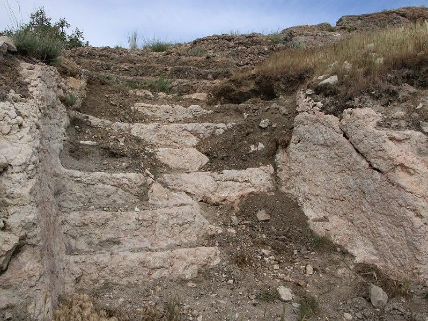 Urartular dönemine ait Tanrıverdi Kalesi ilk günkü ihtişamını koruyor