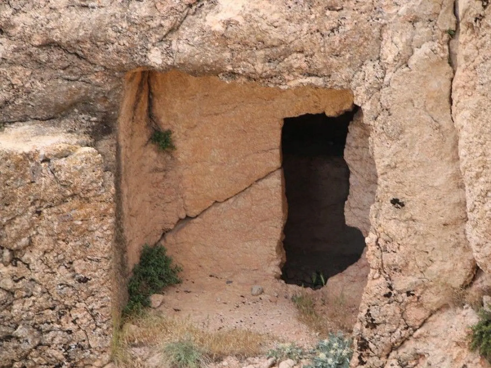 Urartular dönemine ait Tanrıverdi Kalesi ilk günkü ihtişamını koruyor
