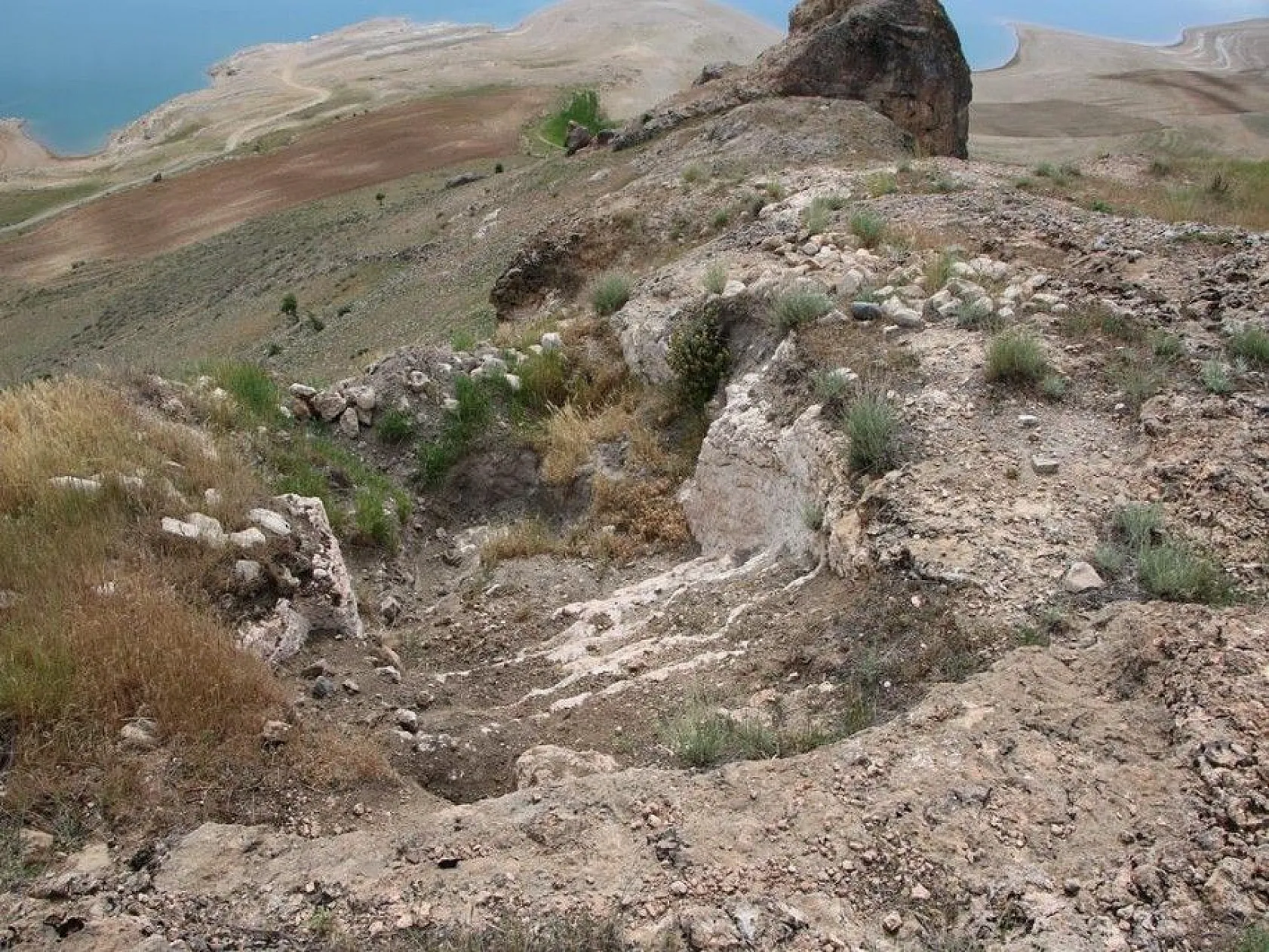 Urartular dönemine ait Tanrıverdi Kalesi ilk günkü ihtişamını koruyor