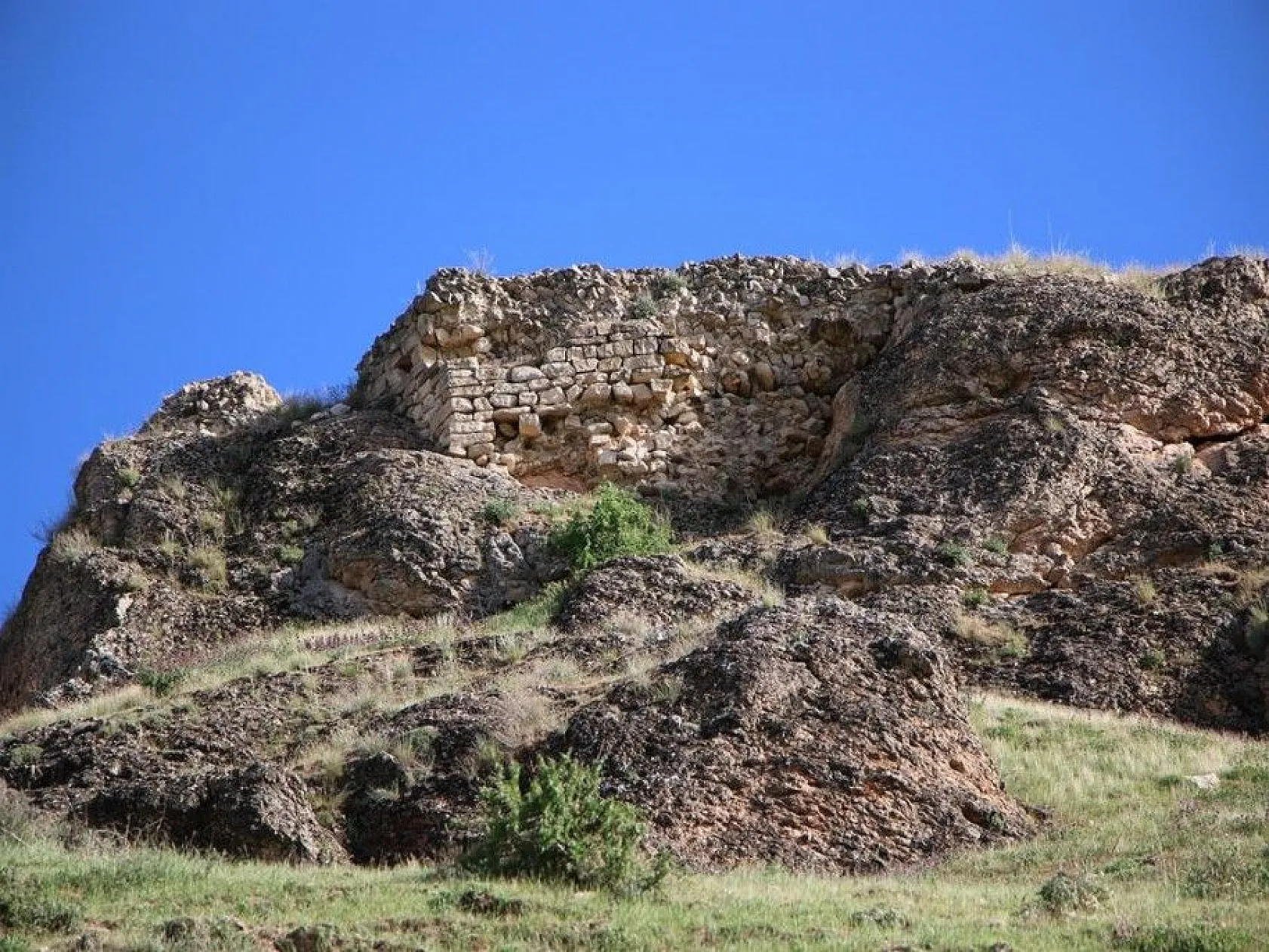 Urartular dönemine ait Tanrıverdi Kalesi ilk günkü ihtişamını koruyor