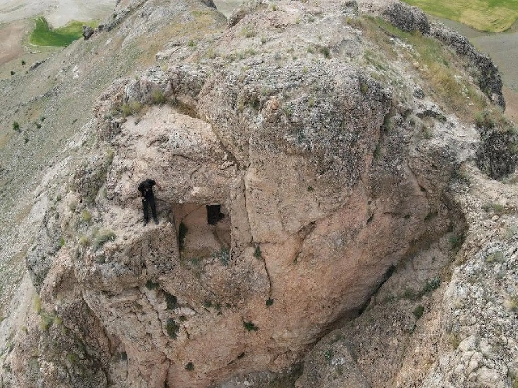 Urartular dönemine ait Tanrıverdi Kalesi ilk günkü ihtişamını koruyor