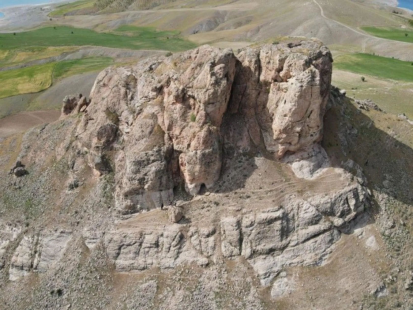 Urartular dönemine ait Tanrıverdi Kalesi ilk günkü ihtişamını koruyor