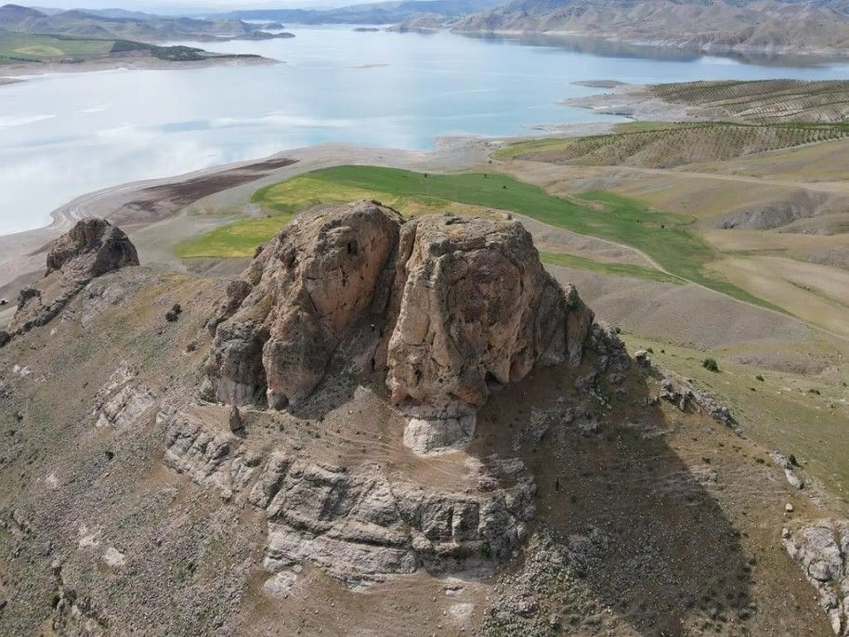 Urartular dönemine ait Tanrıverdi Kalesi ilk günkü ihtişamını koruyor